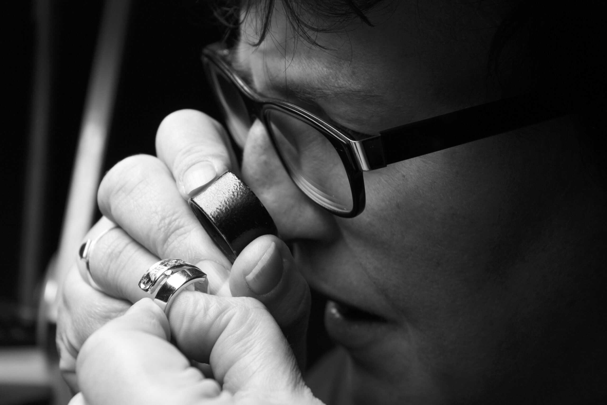 Margriet bekijkt een ring door een loep