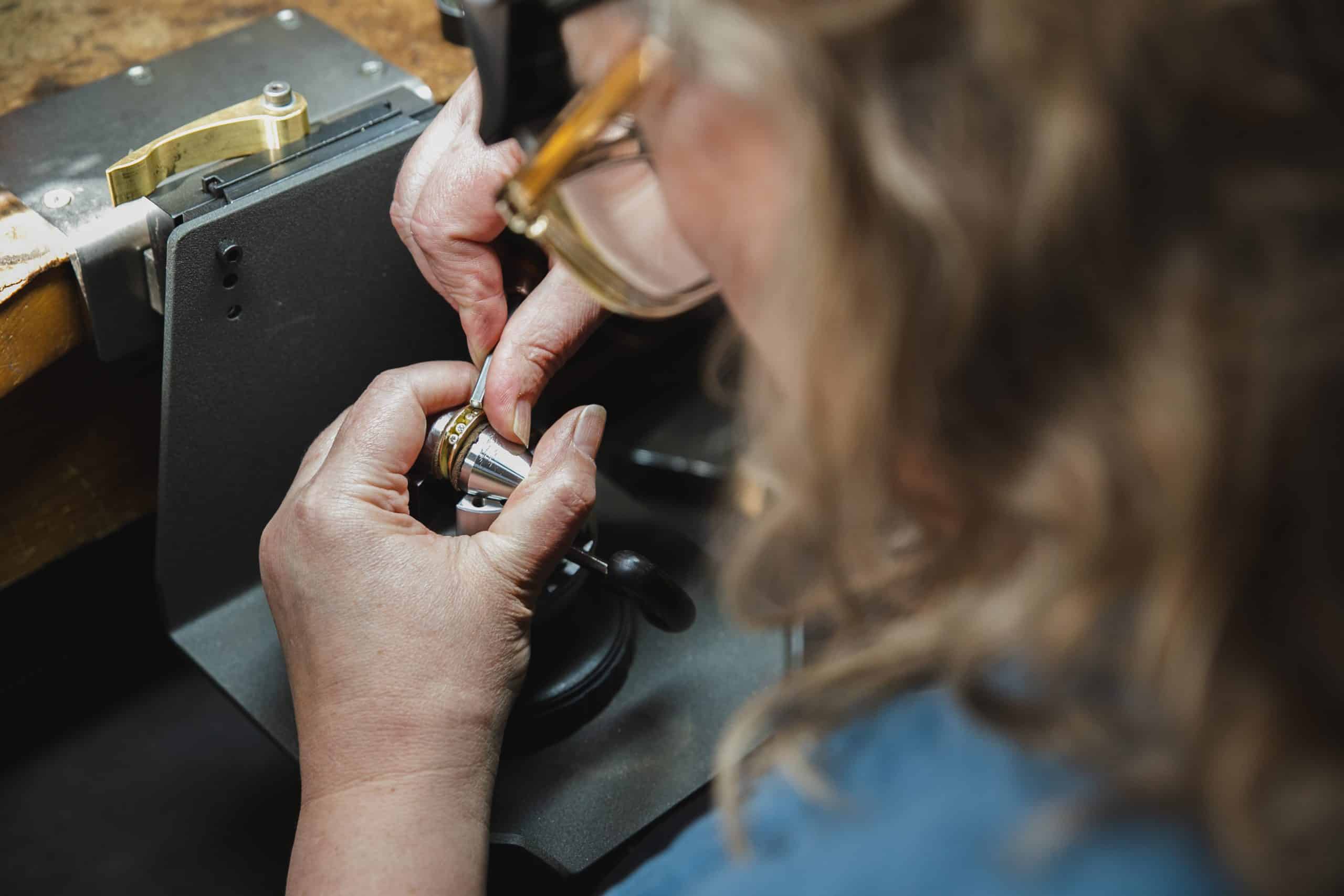 Sieraden worden vervaardigd in het atelier van Burgant in Annen