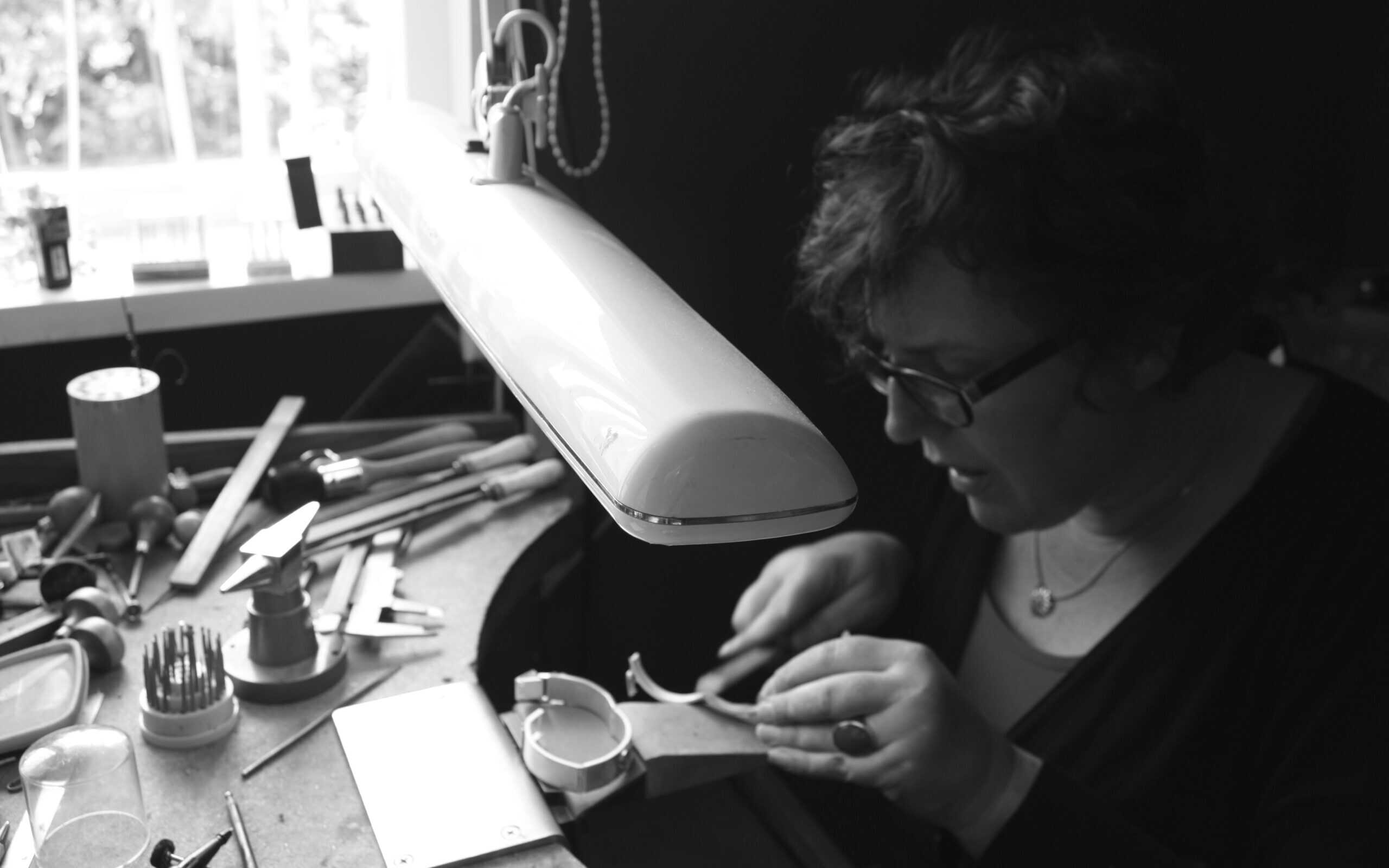 Margriet aan het werk aan haar goudsmidswerkbank