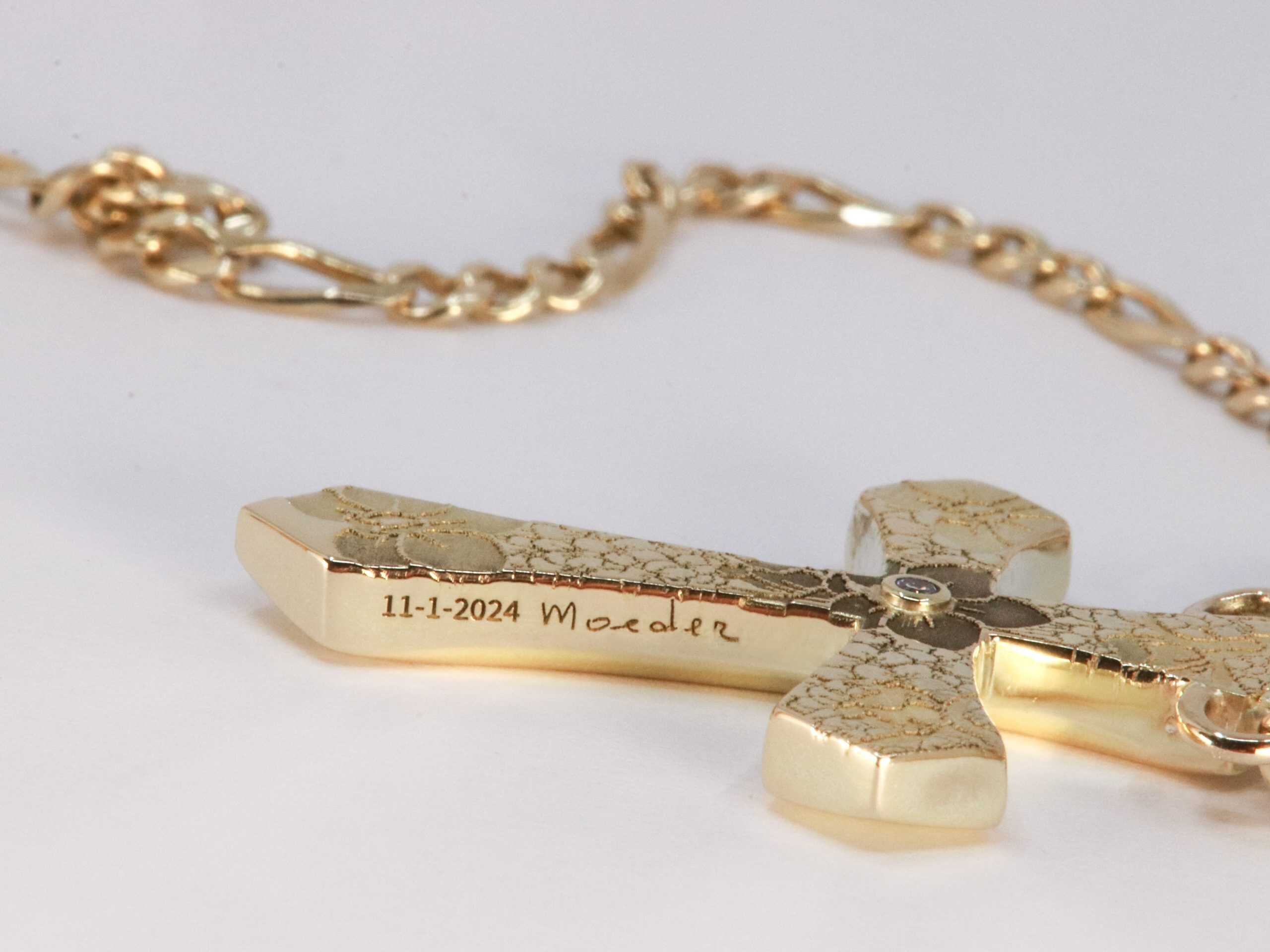 Sieraden worden vervaardigd in het atelier van Burgant in Annen