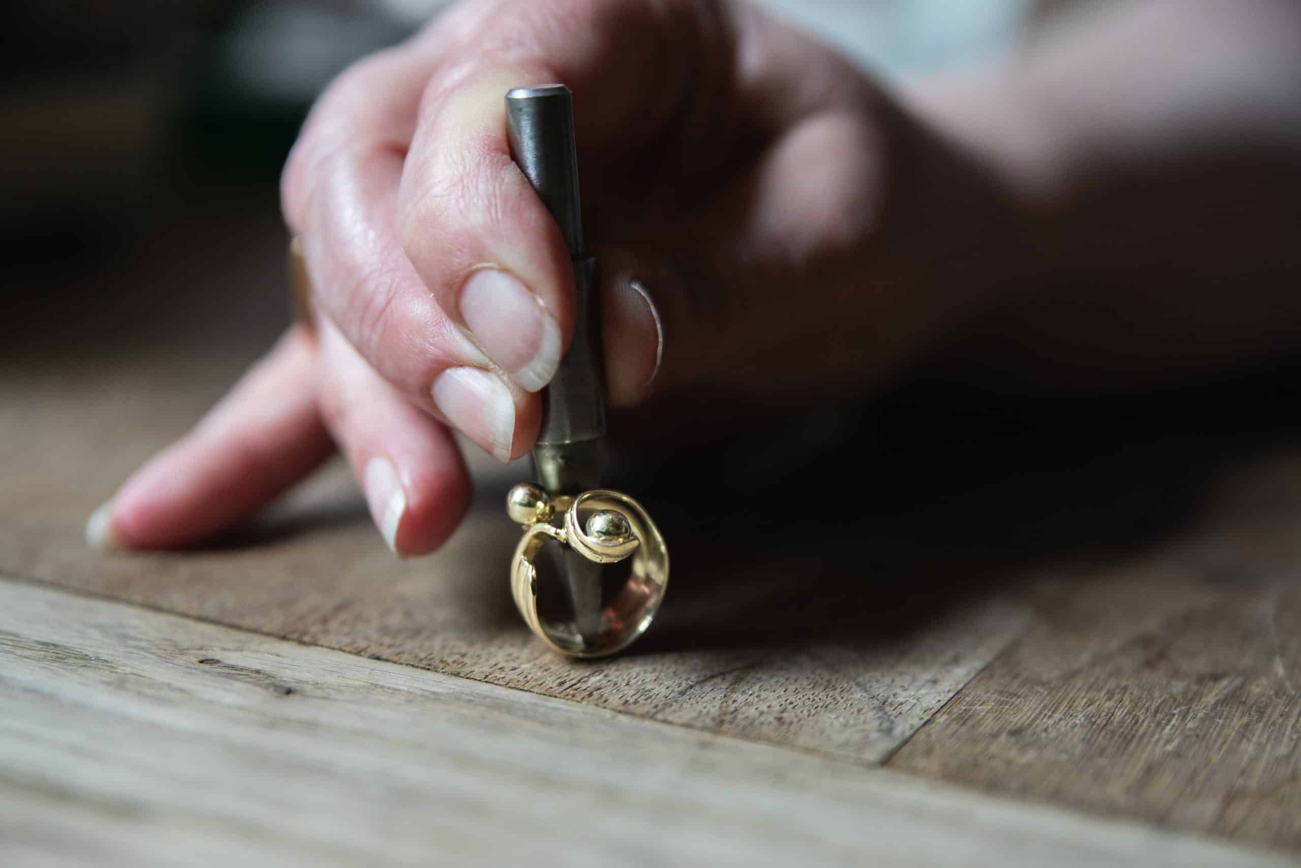 Sieraden worden vervaardigd in het atelier van Burgant in Annen