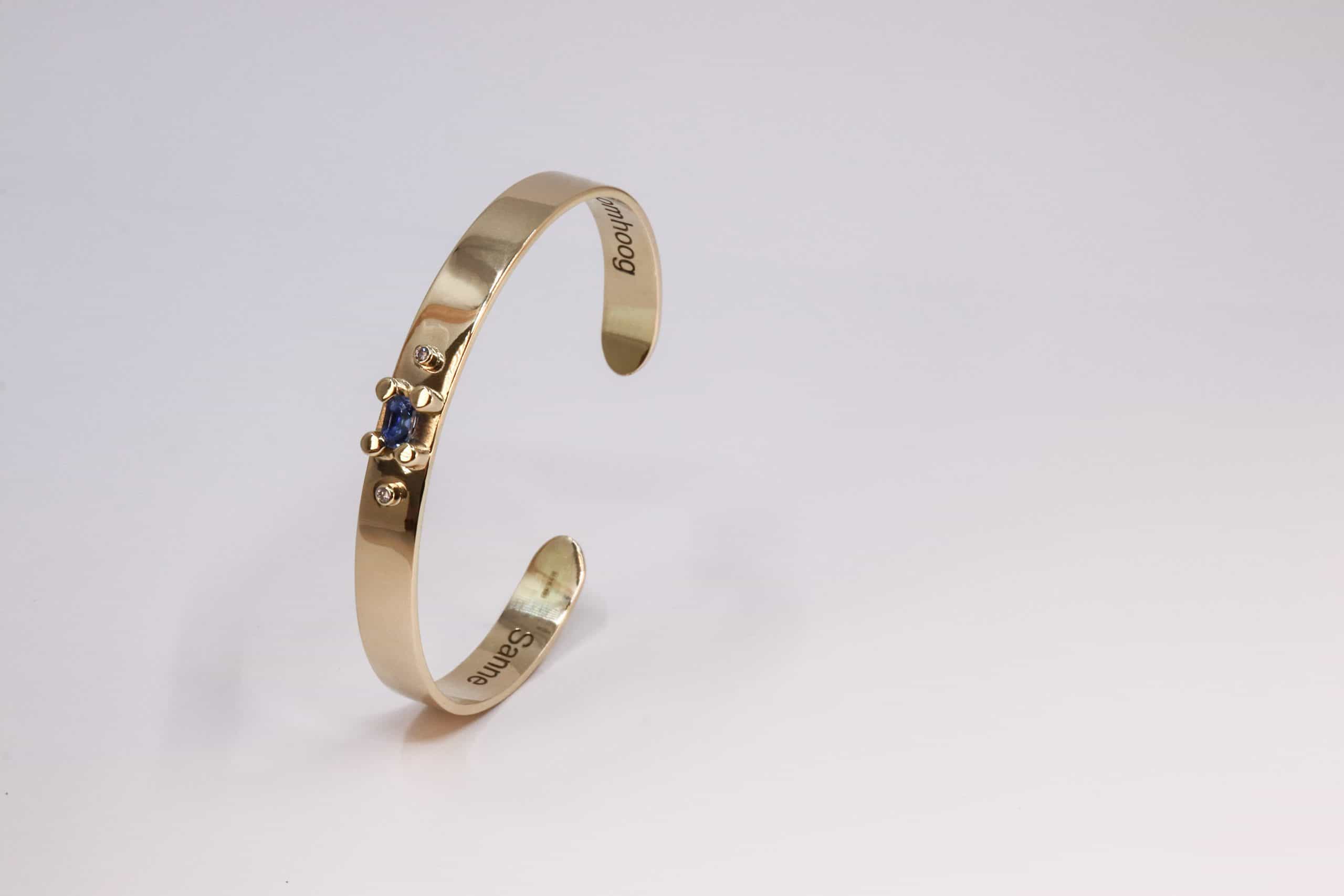 14K geelgouden klemarmband FIRTHA met saffier en diamanten, vervaardigd door Burgant.