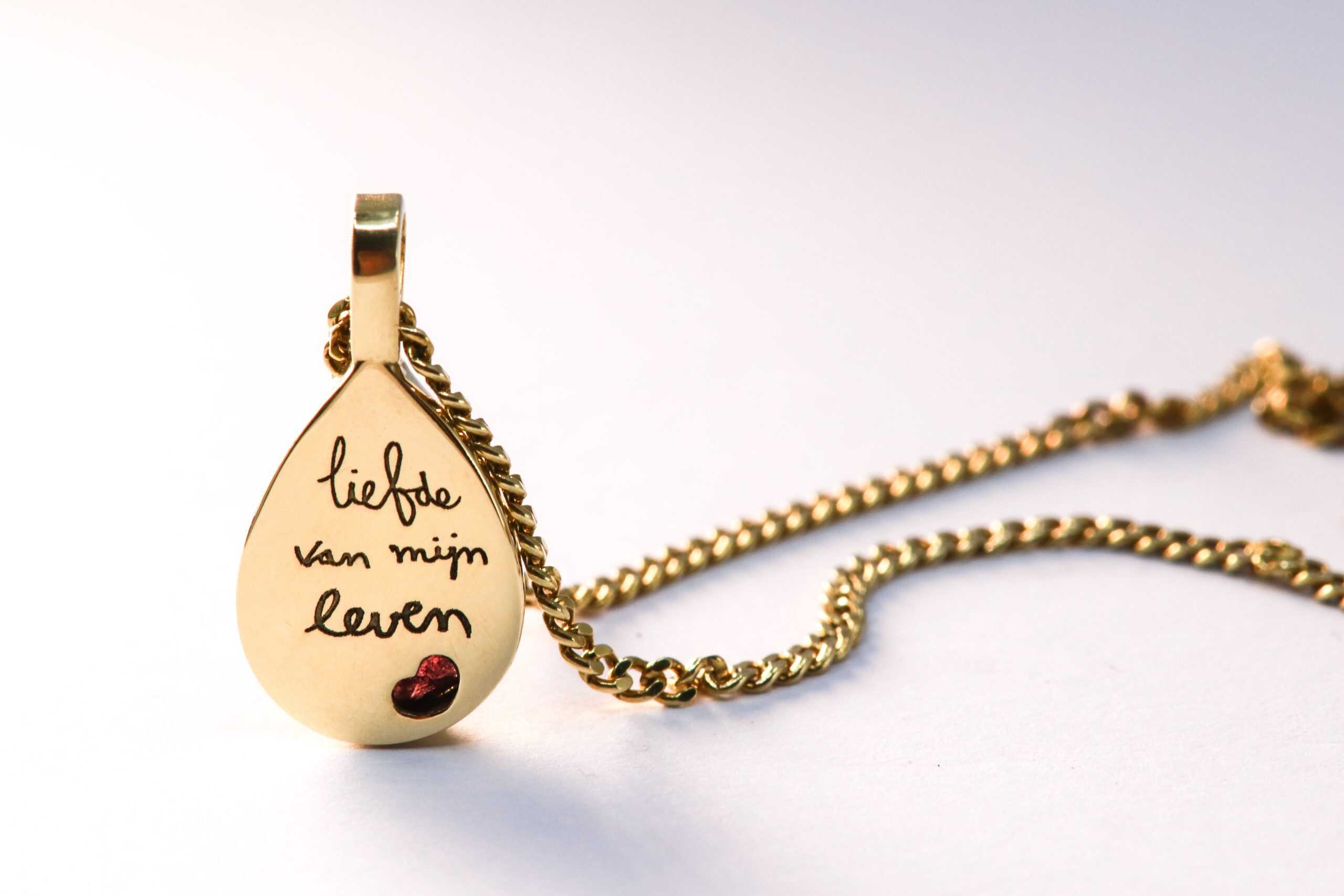 Sieraden worden vervaardigd in het atelier van Burgant in Annen