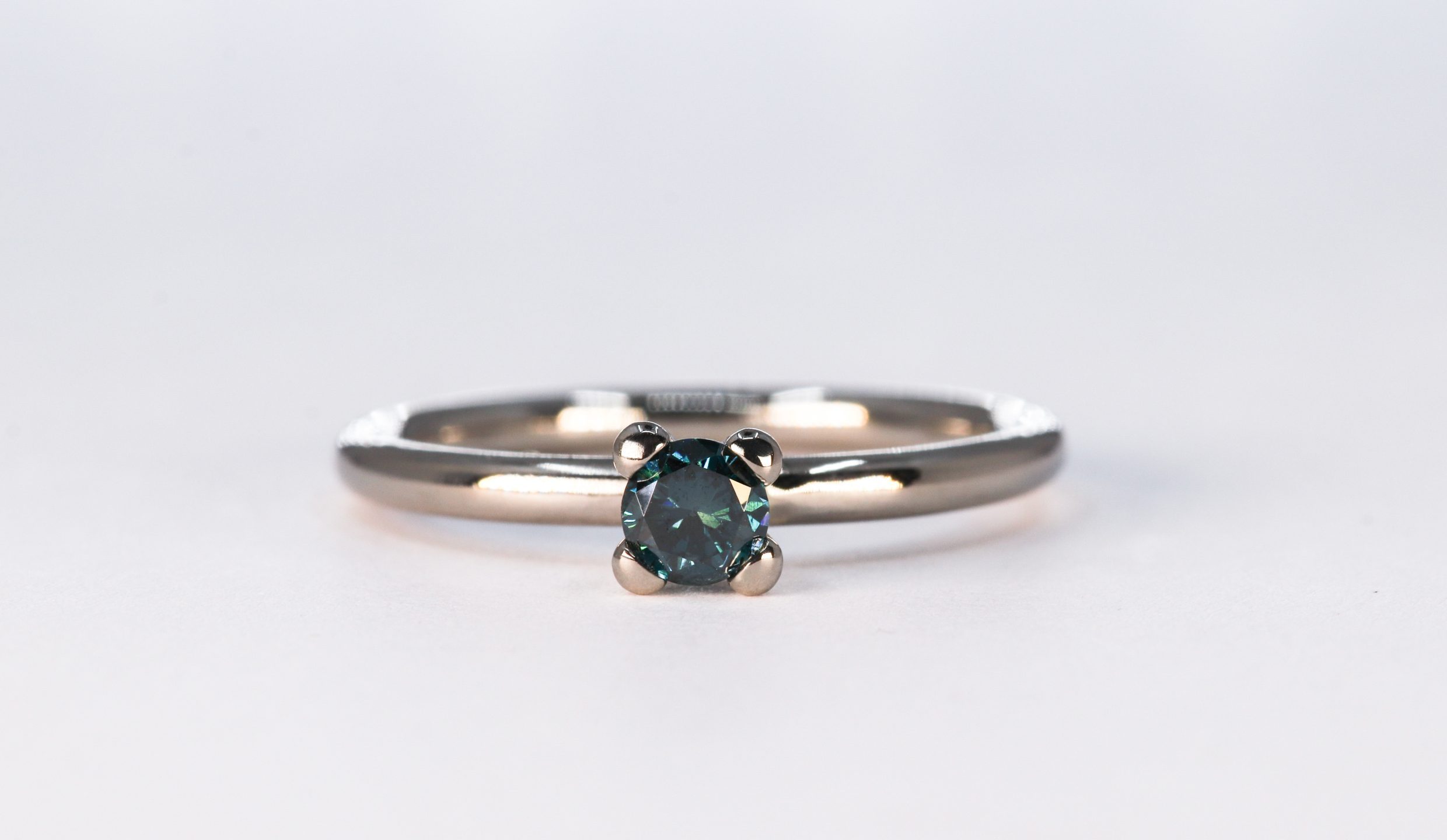 14K witgouden geboortering solitair met blauwe diamant, vervaardigd door Burgant.