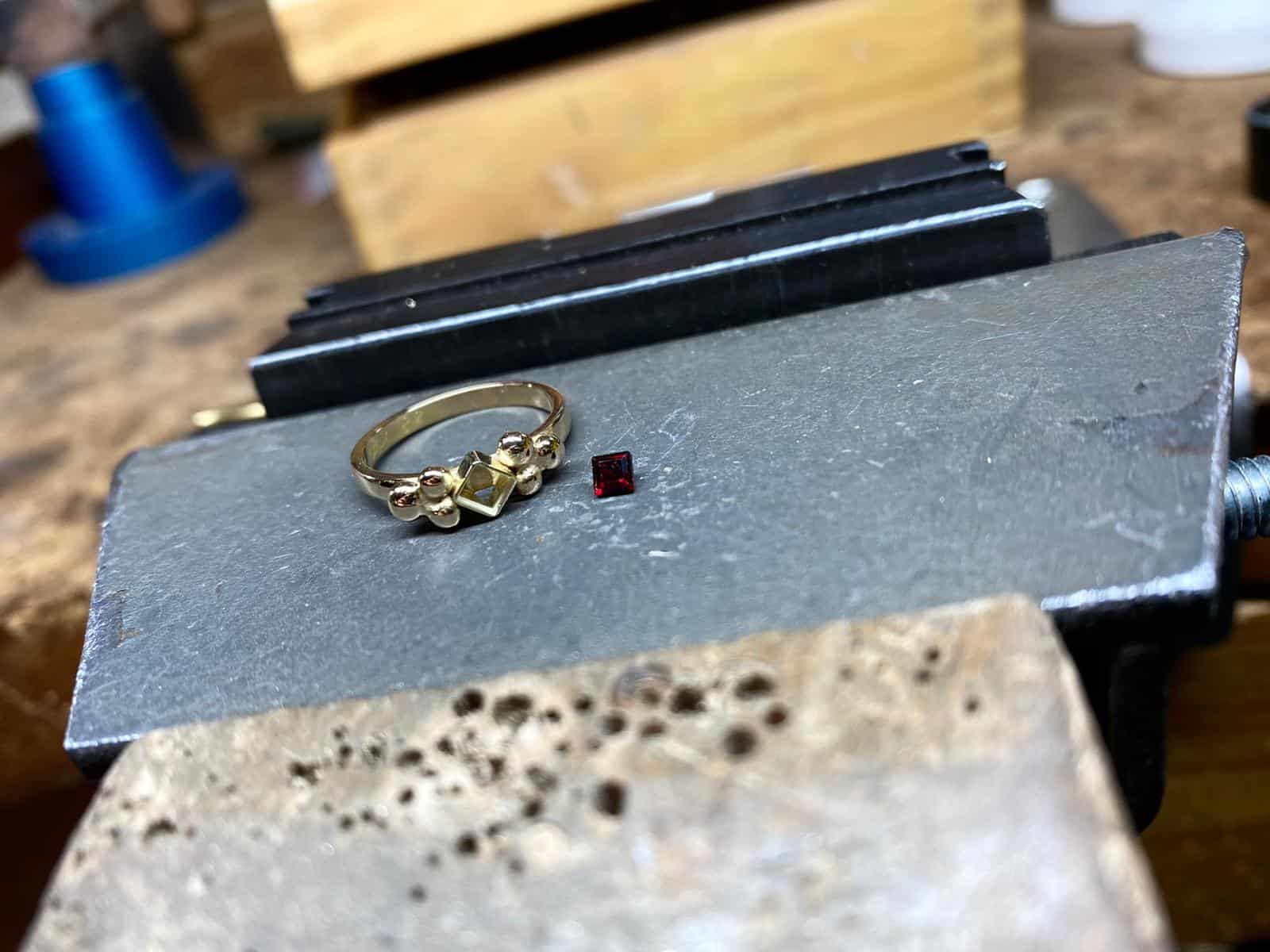 Sieraden worden vervaardigd in het atelier van Burgant in Annen