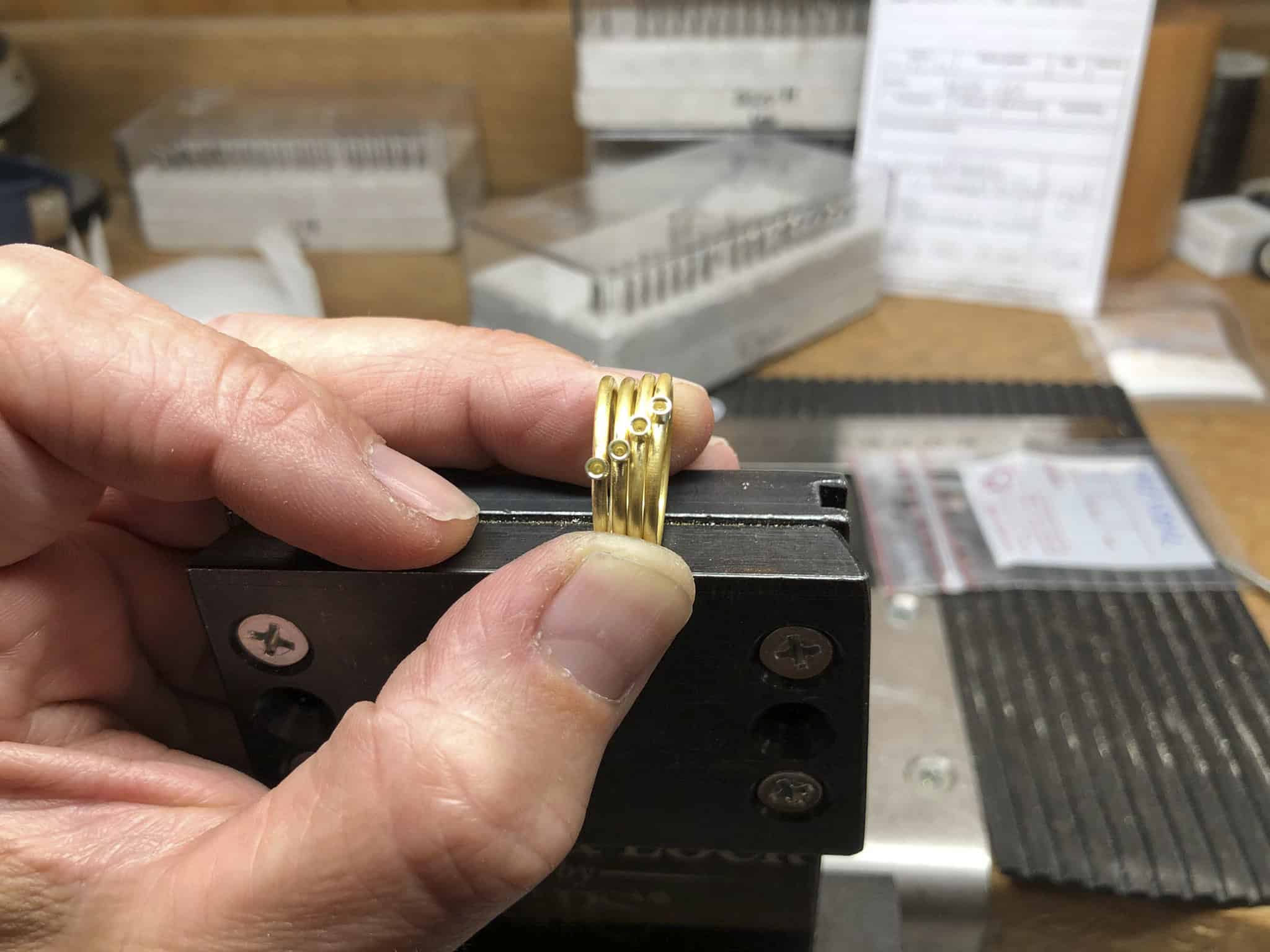 Hand die een elektronische component met een burgant vastmaakt.