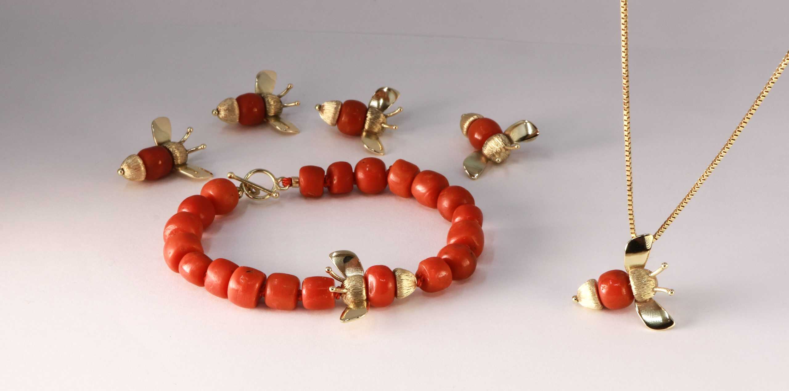 Armband met 5 BIJ hangers van bloedkoraal, vervaardigd van eigen dierbaar goud door Burgant.
