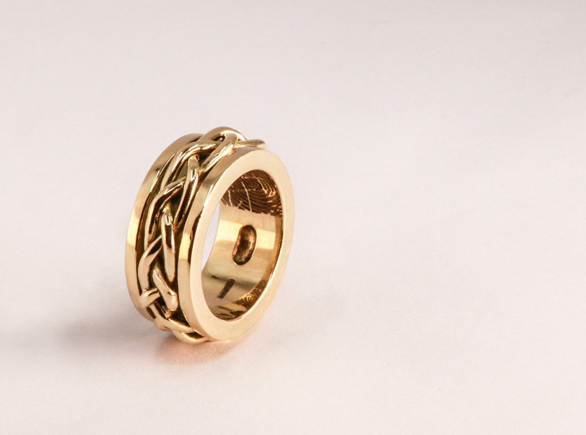 Gouden herdenkingsring 4 GENERATIES met as en vingerafdruk, vervaardigd van dierbaar goud door Burgant.