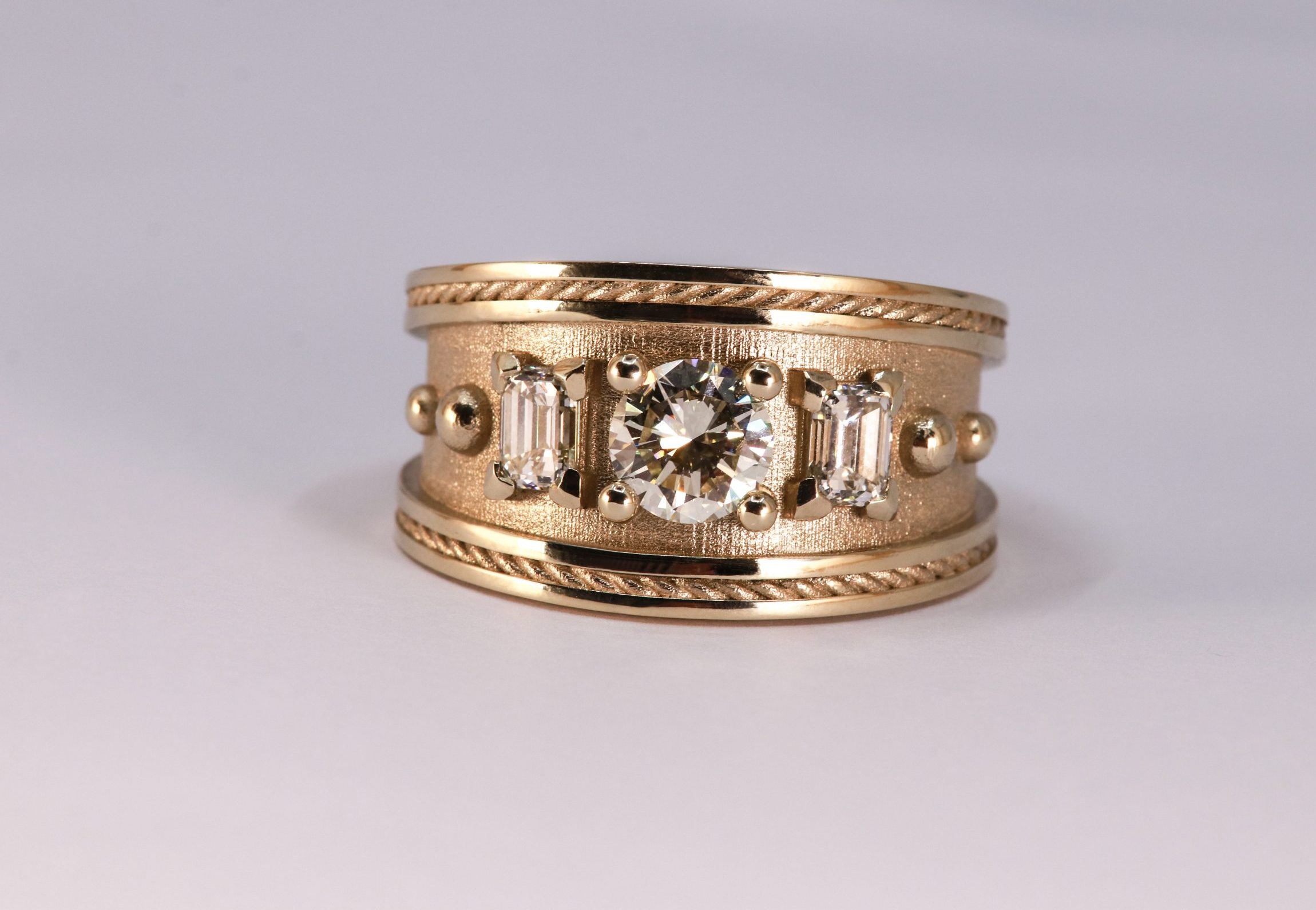 HerinneRING met diamanten en edelstenen, door Burgant vervaardigd