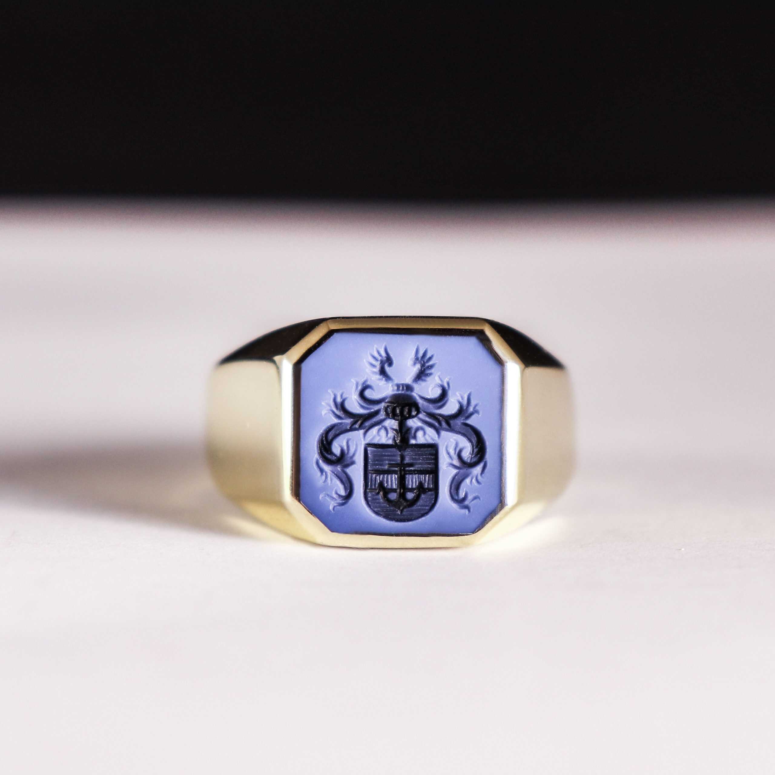 Gouden herenzegelring met familiewapen in blauwe lagensteen, vervaardigd van de trouwring van vader door Burgant.