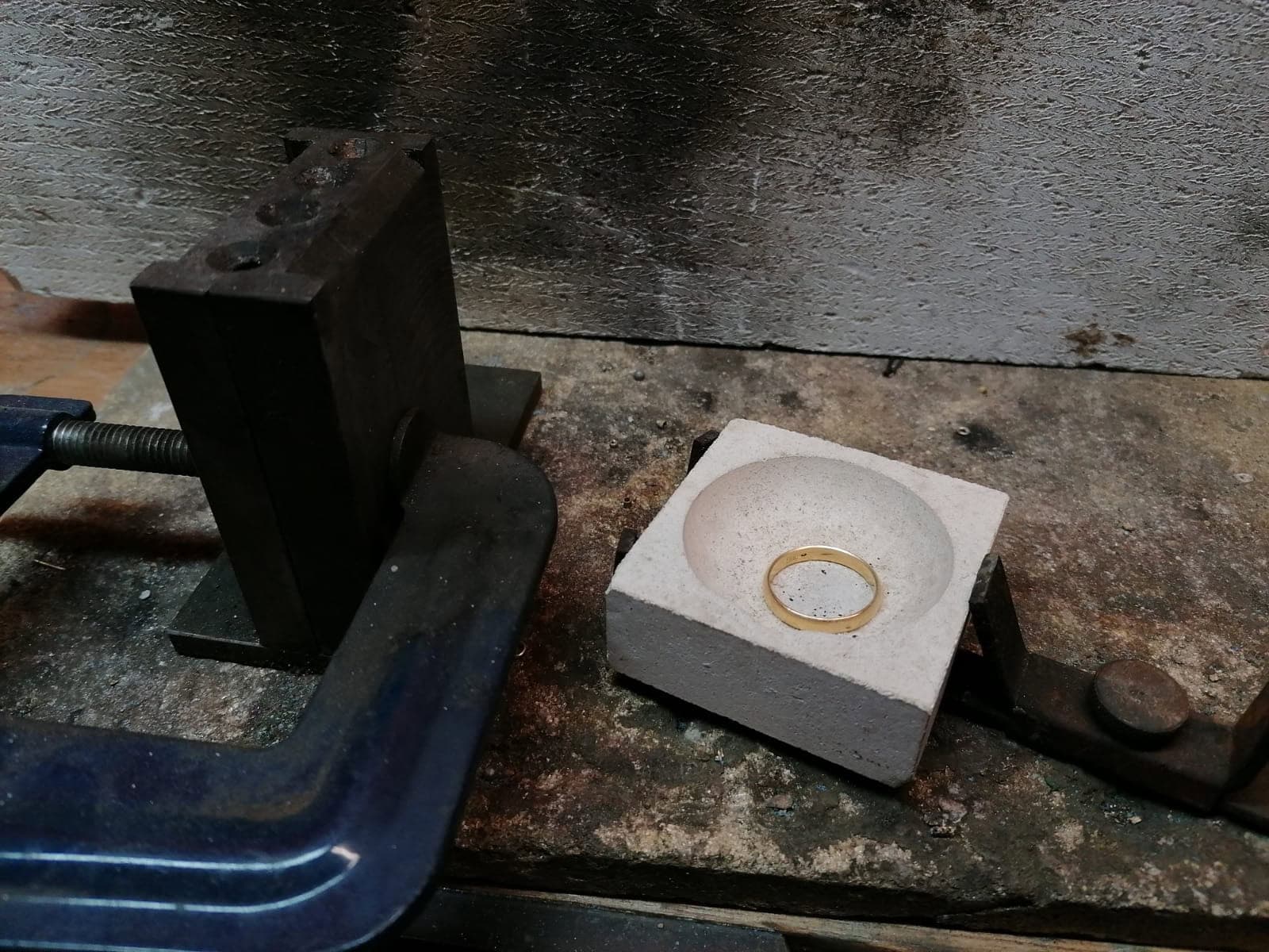 Sieraden worden vervaardigd in het atelier van Burgant in Annen