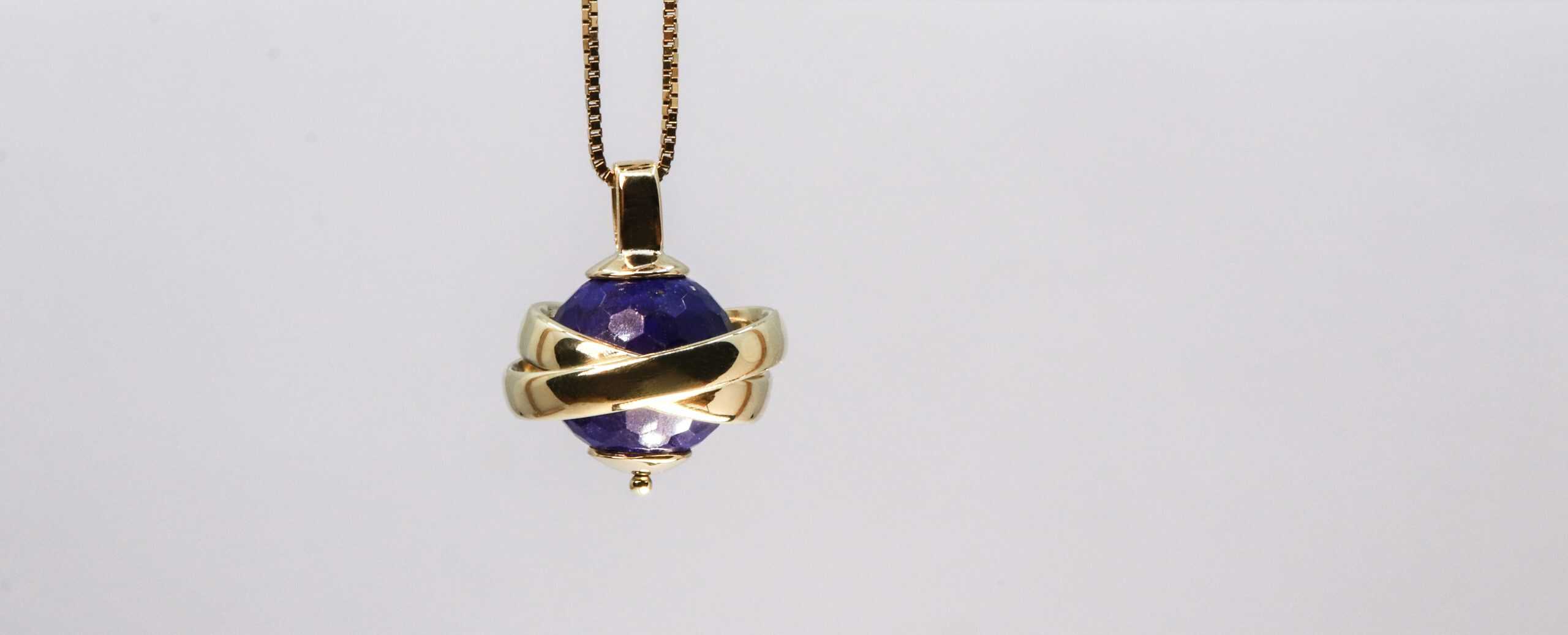 Door Burgant vervaardigen gouden herinnerhanger met lapis lazuli en rond draaiende trouwringen van ouders.