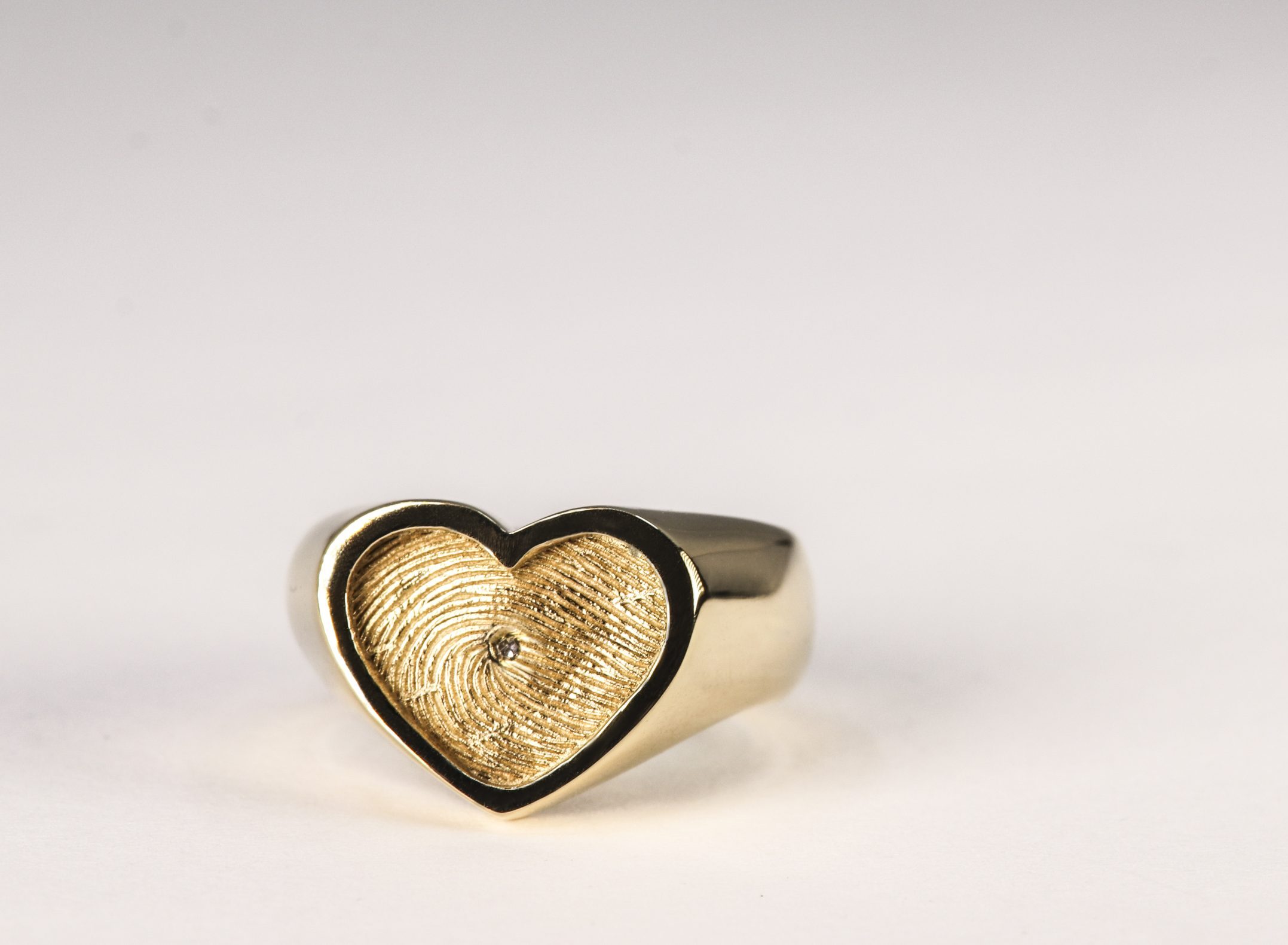 Gouden damesring met vingerafdruk en diamantje, vervaardigd door Burgant.