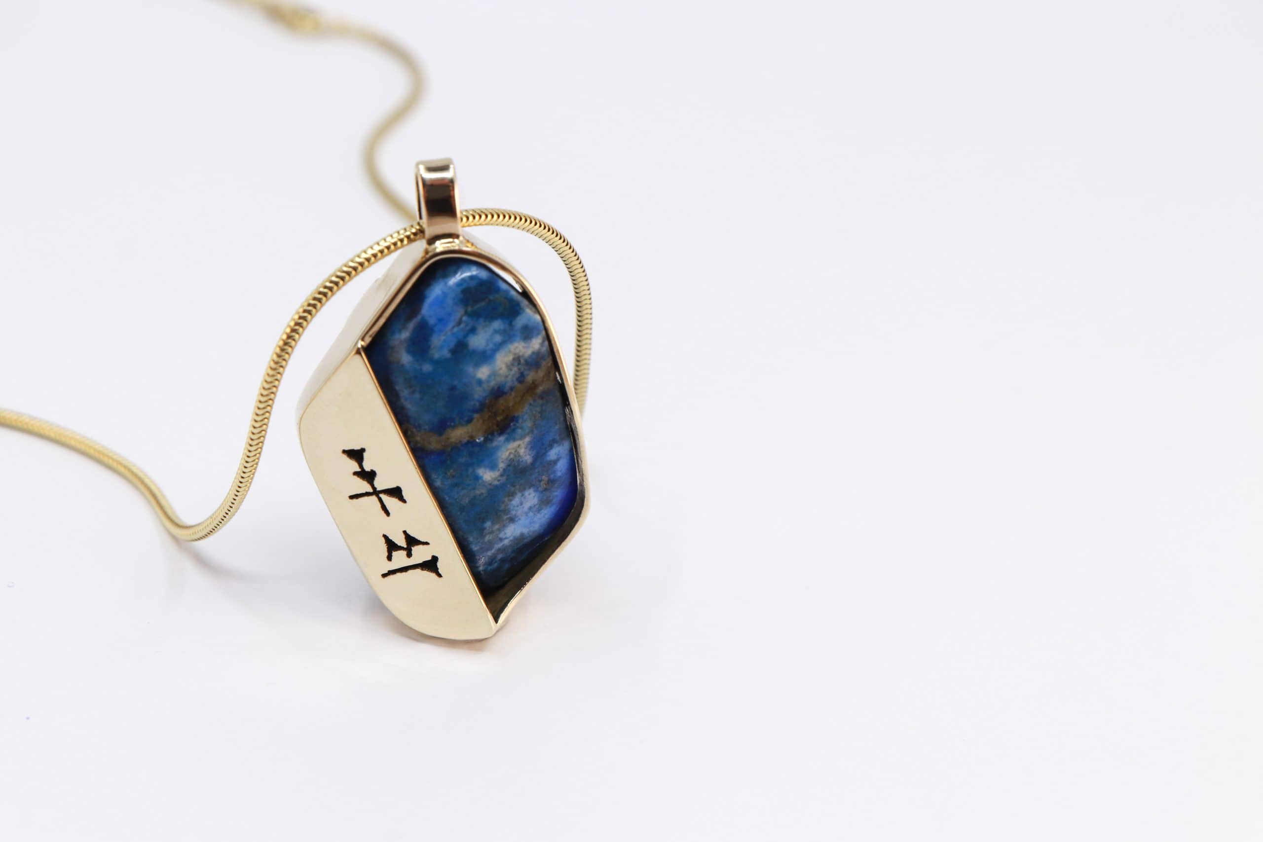 Sieraden worden vervaardigd in het atelier van Burgant in Annen