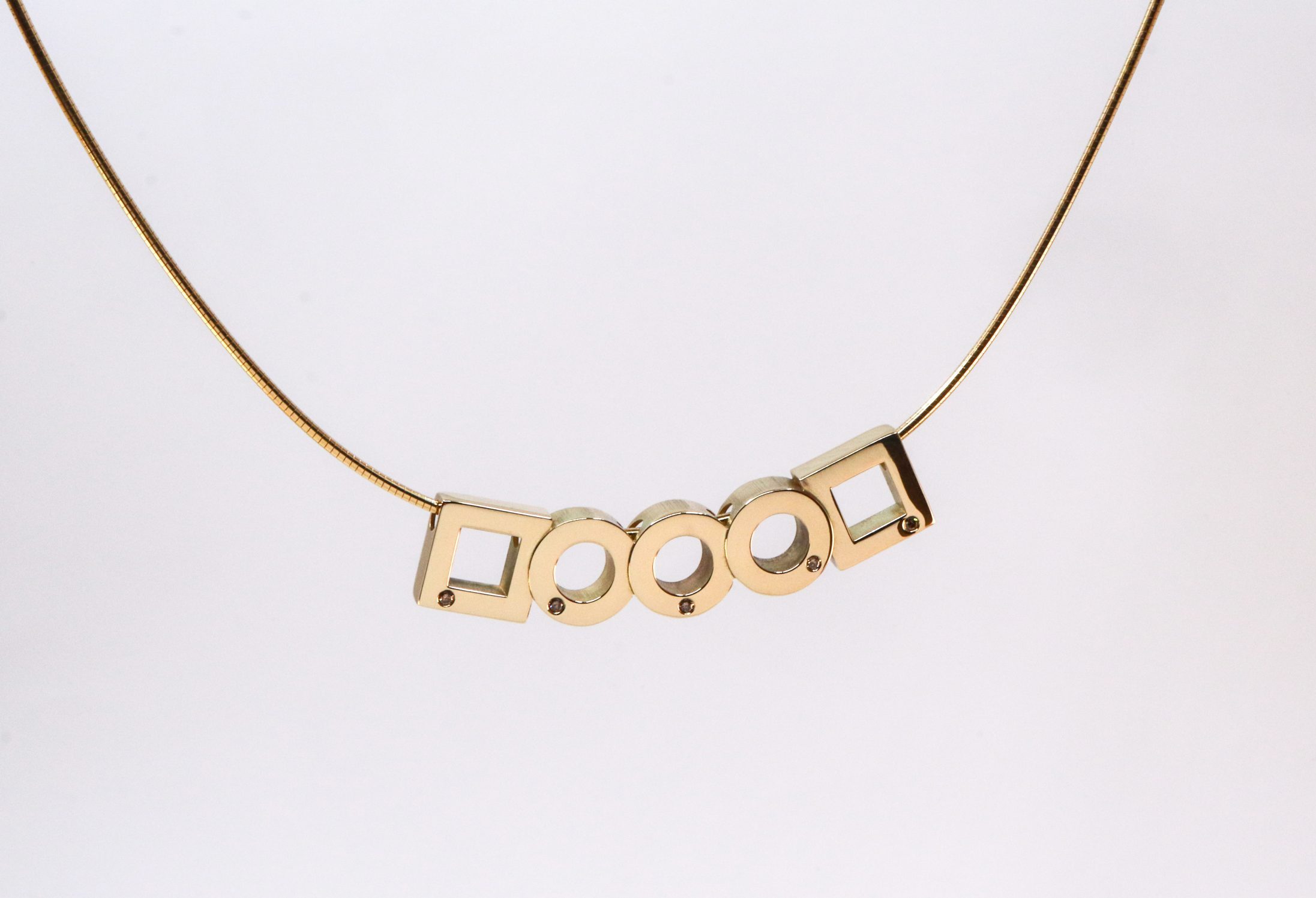 Gouden herinnerhanger met vierkantjes en rondjes, bezet met diamanten en vervaardigd van dierbare 14K gouden sieraden door Burgant.