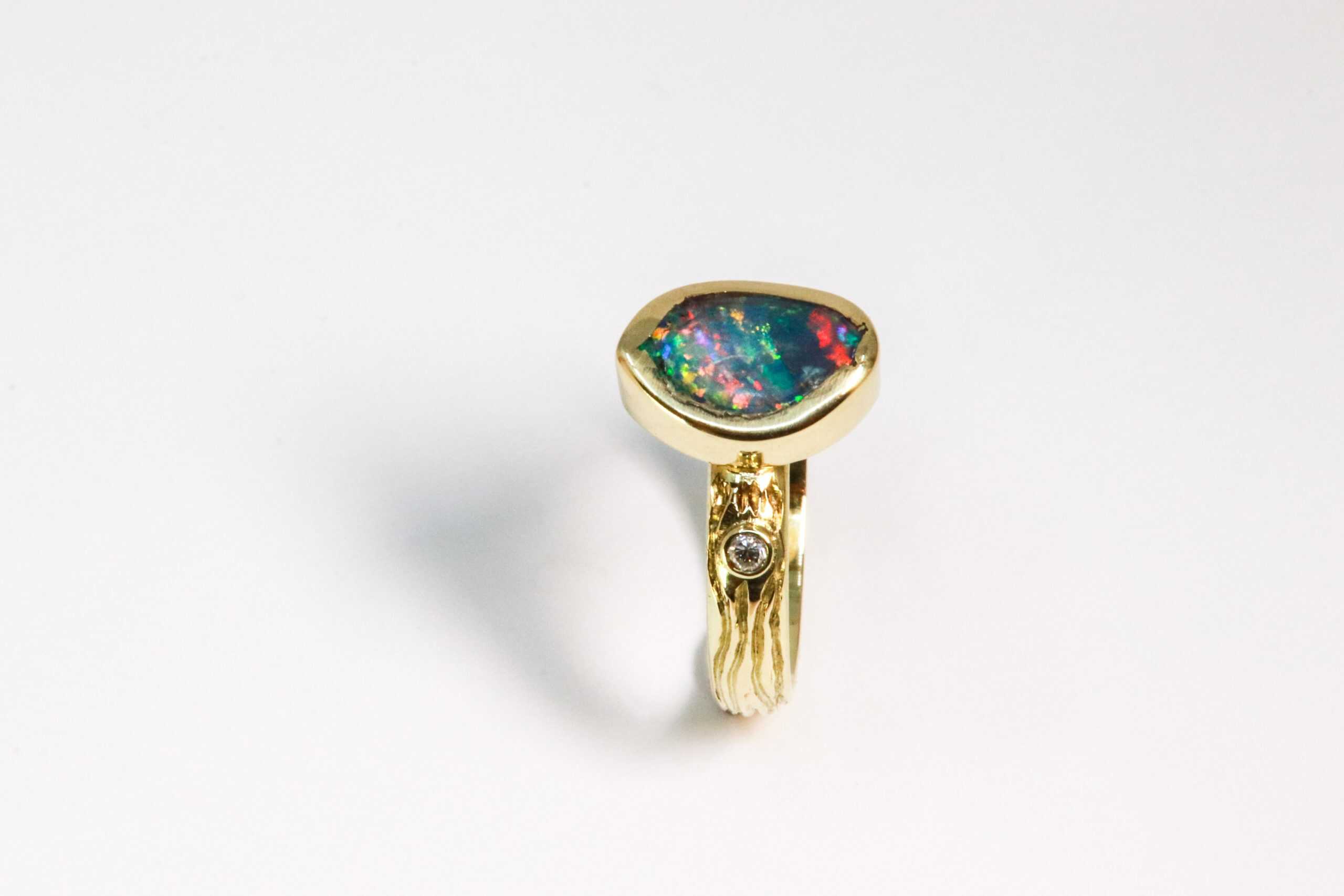 Gouden ring DINA met opaal en 1 diamant, vervaardigd van dierbaar eigen goud door Burgant.