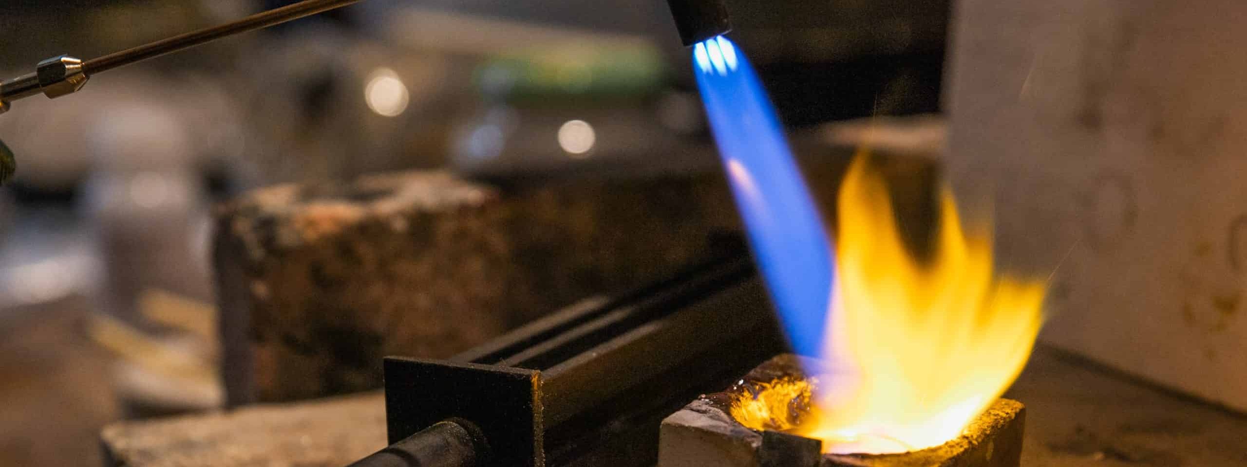 Sieraden worden vervaardigd in het atelier van Burgant in Annen