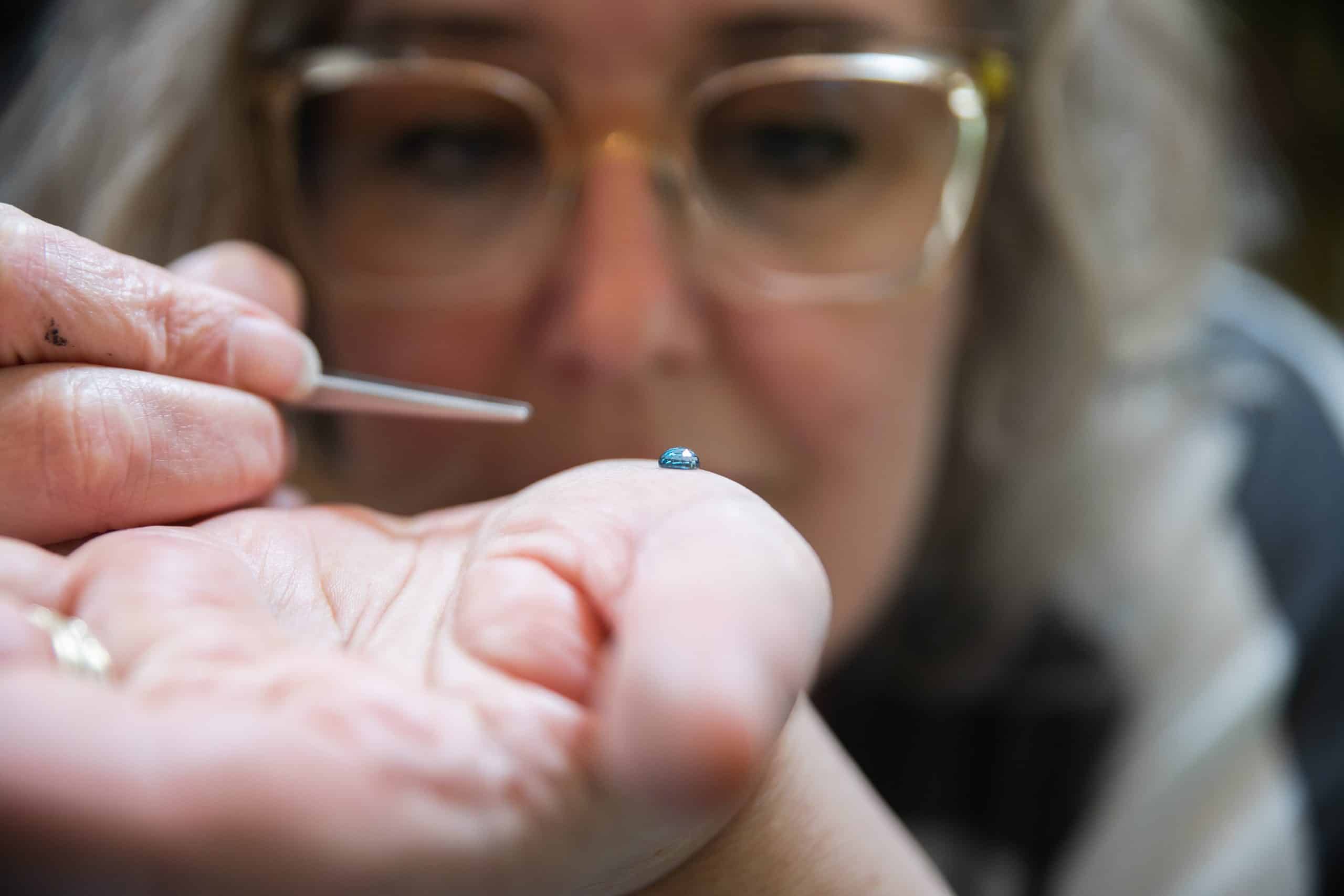 Sieraden worden vervaardigd in het atelier van Burgant in Annen
