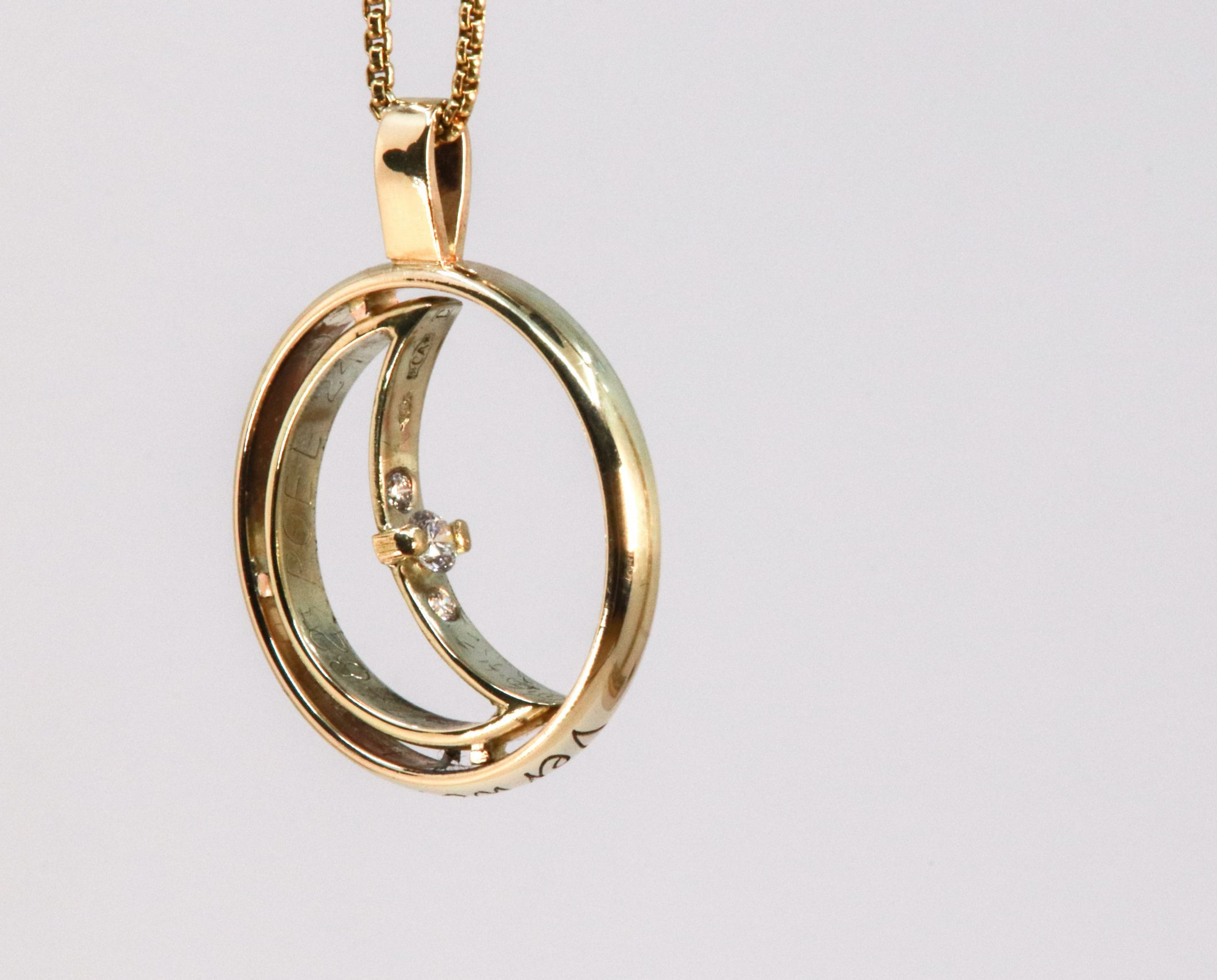 Herinnerhanger Maan met 3 diamanten, vervaardigd van de trouwringen.