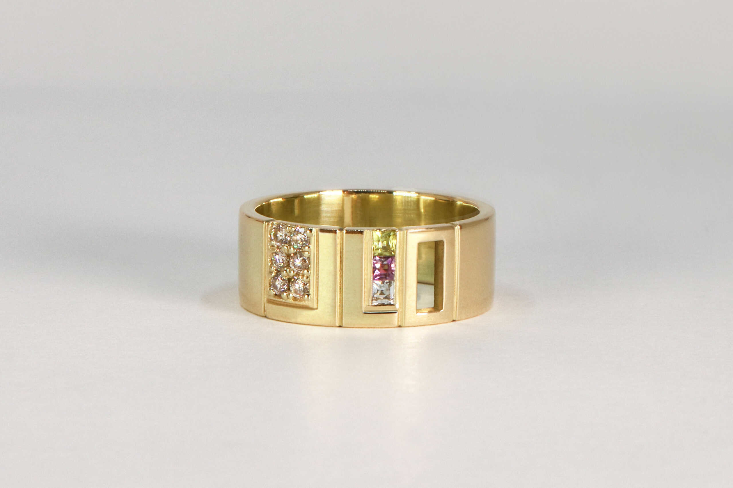 HerinneRING met diamanten, aquamarijn, amethist en peridot, vervaardigd door Burgant.
