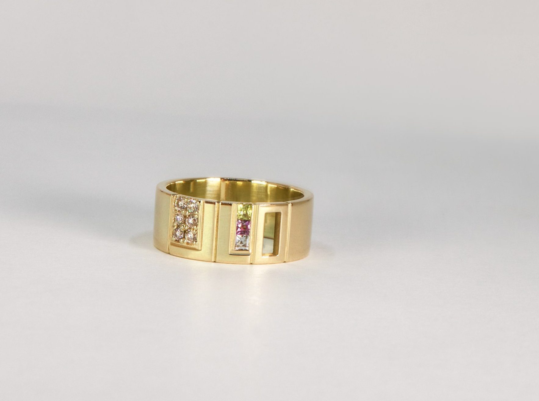 HerinneRING met diamanten, aquamarijn, amethist en peridot, vervaardigd door Burgant.