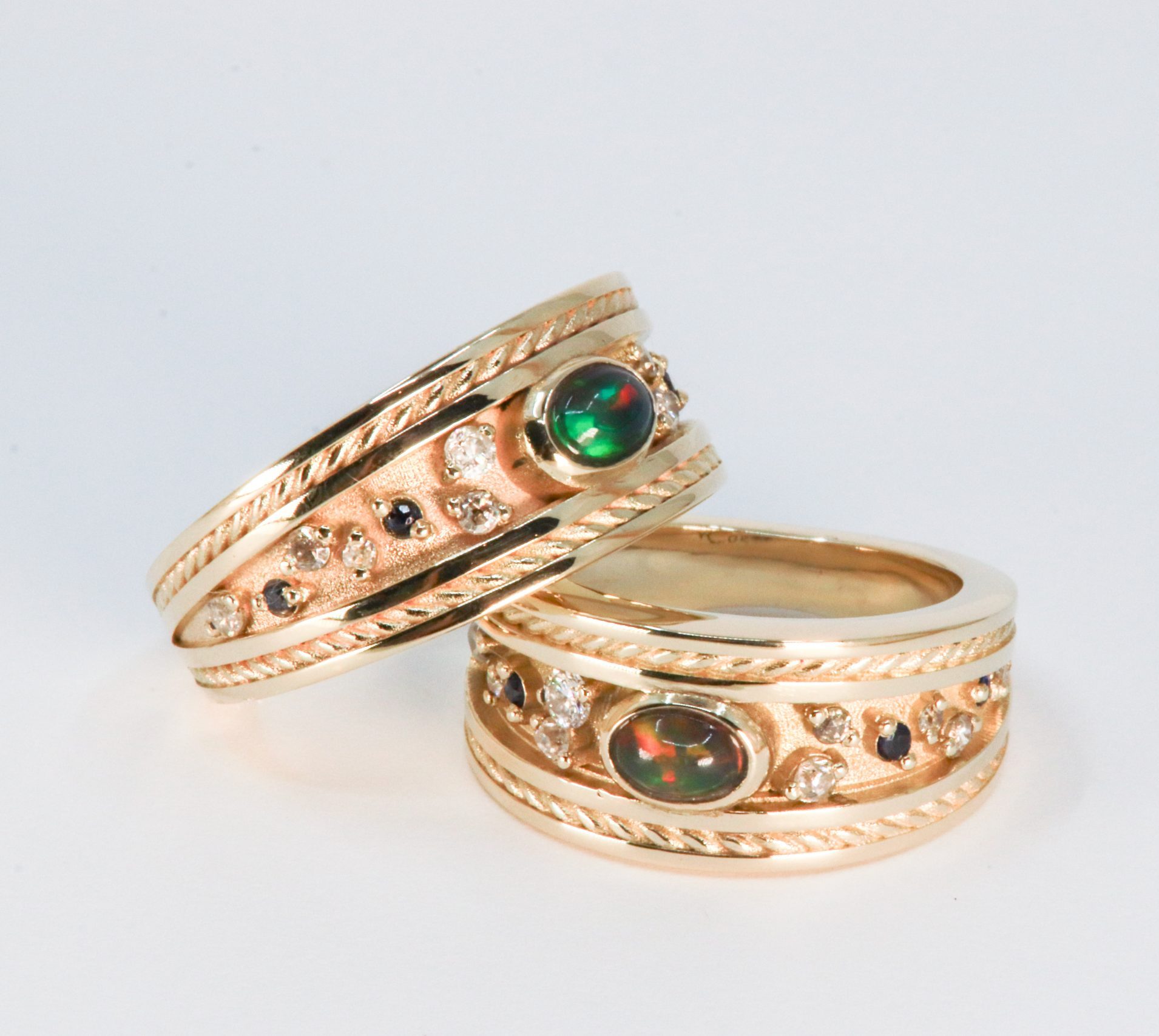 set liefdesringen Elizabeth met opaal en diamant vervaardigd door burgent van oud goud en edelstenen