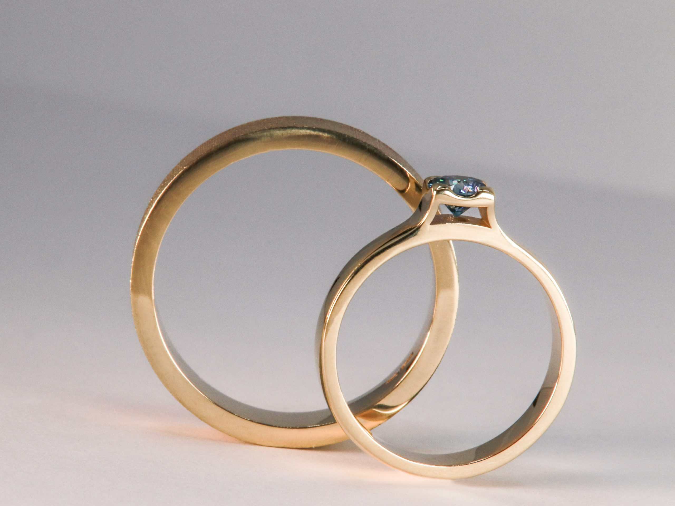 Trouwringen met blauwe lab grown diamant, vervaardigd van oud dierbaar goud door Burgant.