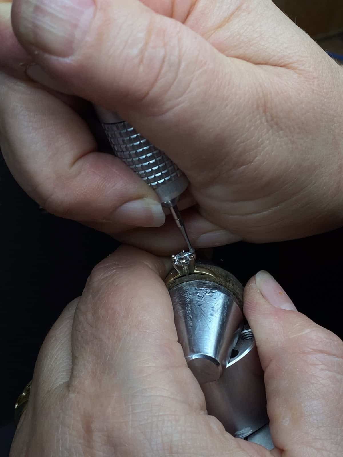 Sieraden worden vervaardigd in het atelier van Burgant in Annen