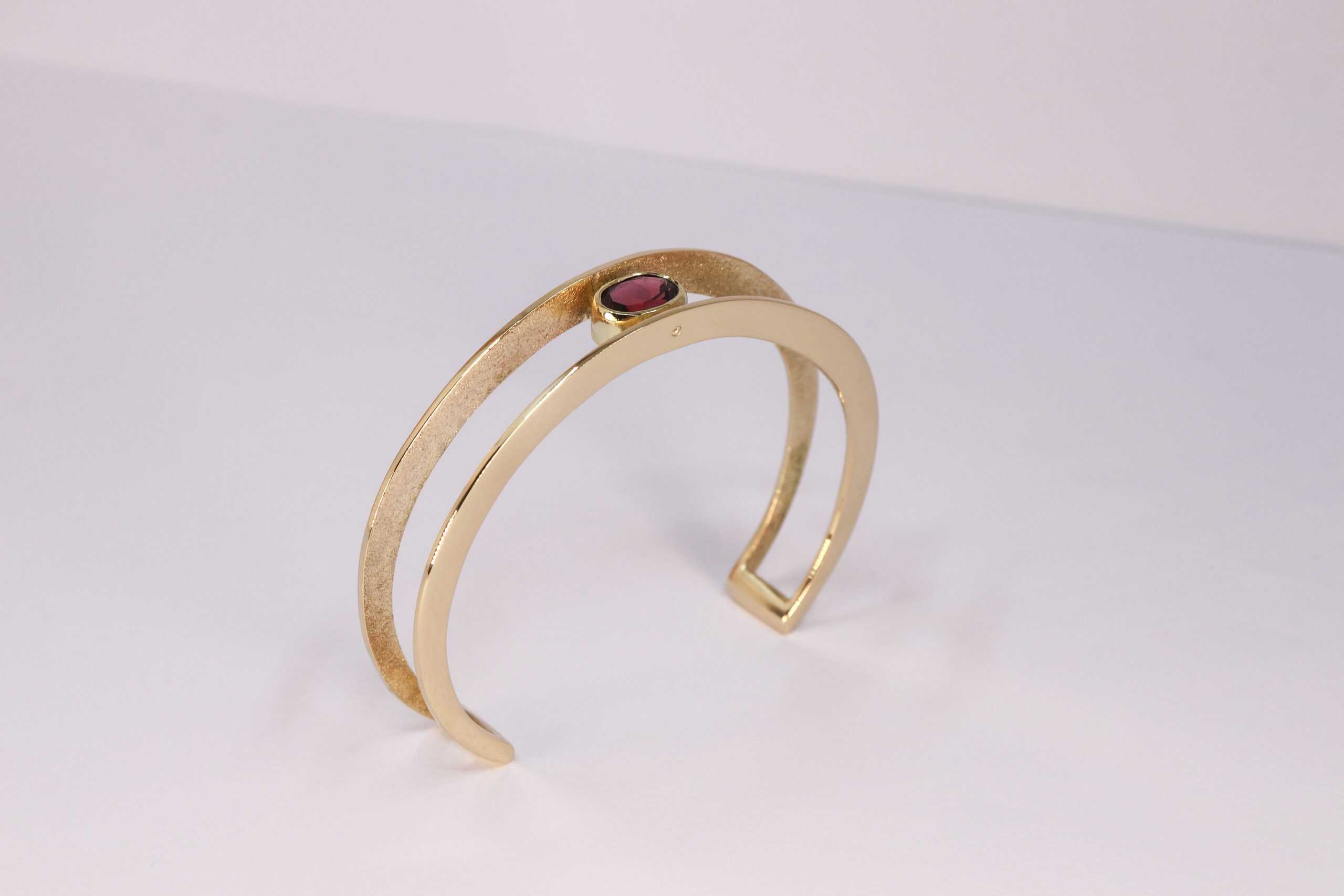 Gouden armband met rhodoliet, vervaardigd van oud dierbaar goud door Burgant.