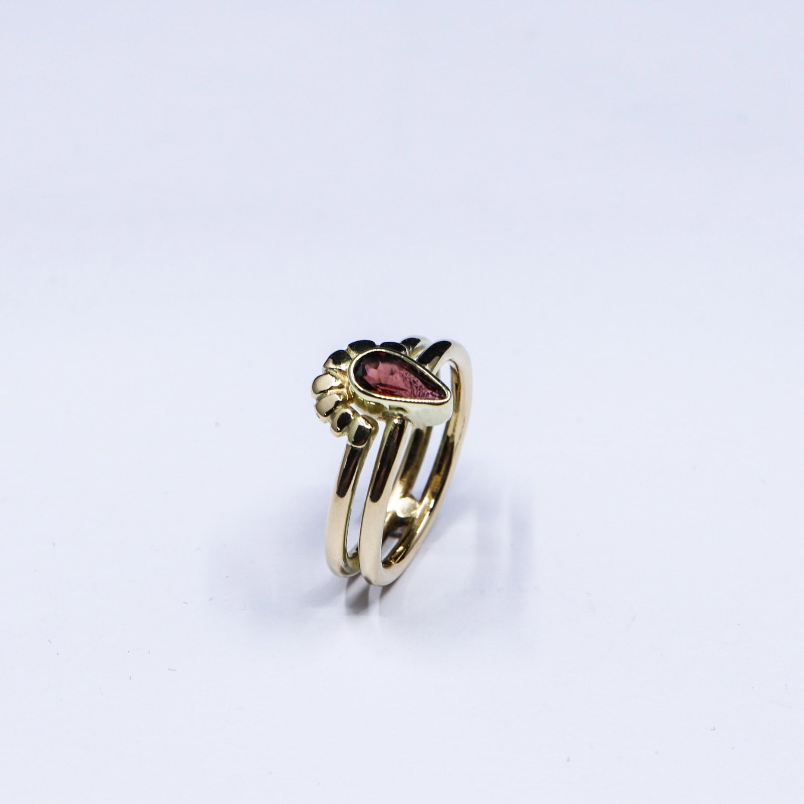 Gouden ring EDME met tourmalijn, vervaardigd door Burgant als uniek maatwerk sieraad.