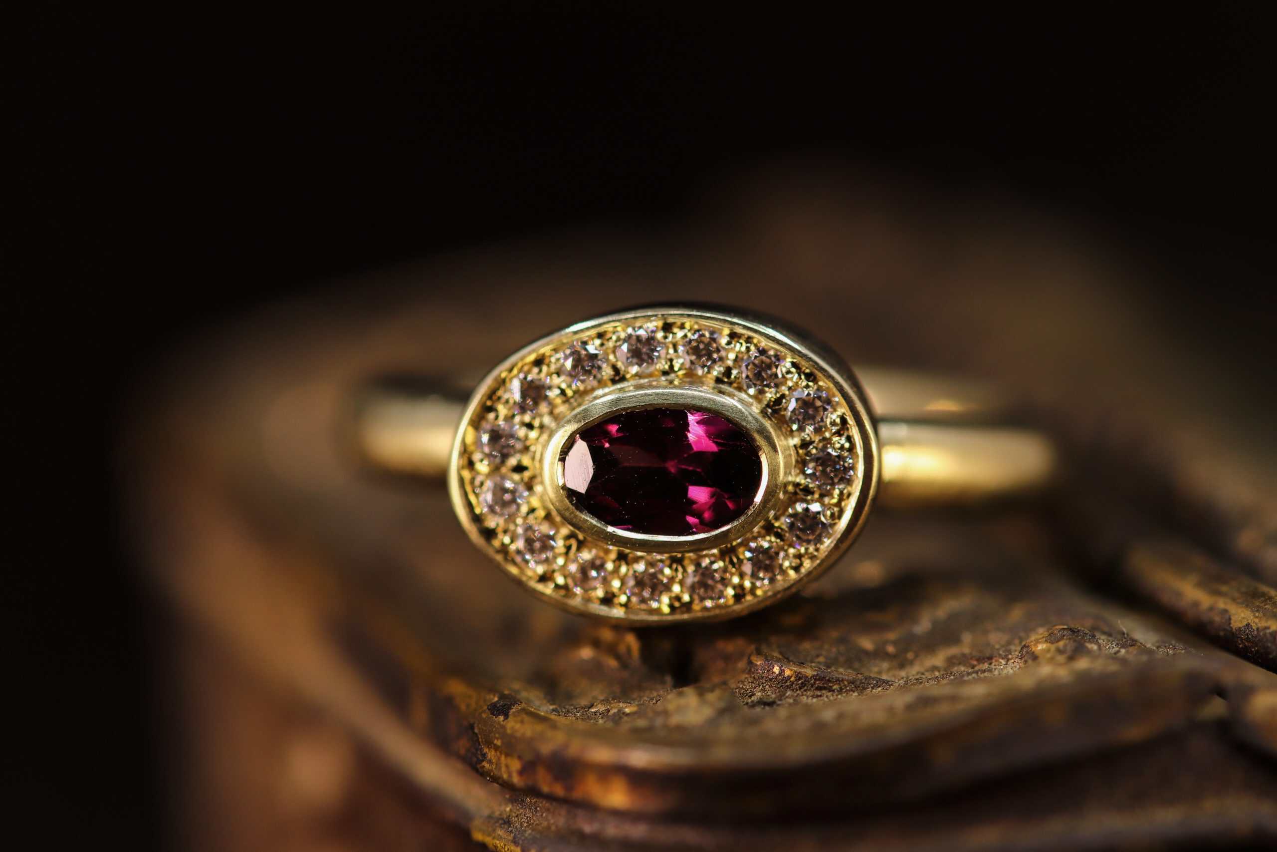 14K gouden damesring met rhodoniet, diamanten en topaas, vervaardigd door Burgant van eigen goud als uniek maatwerk sieraad.
