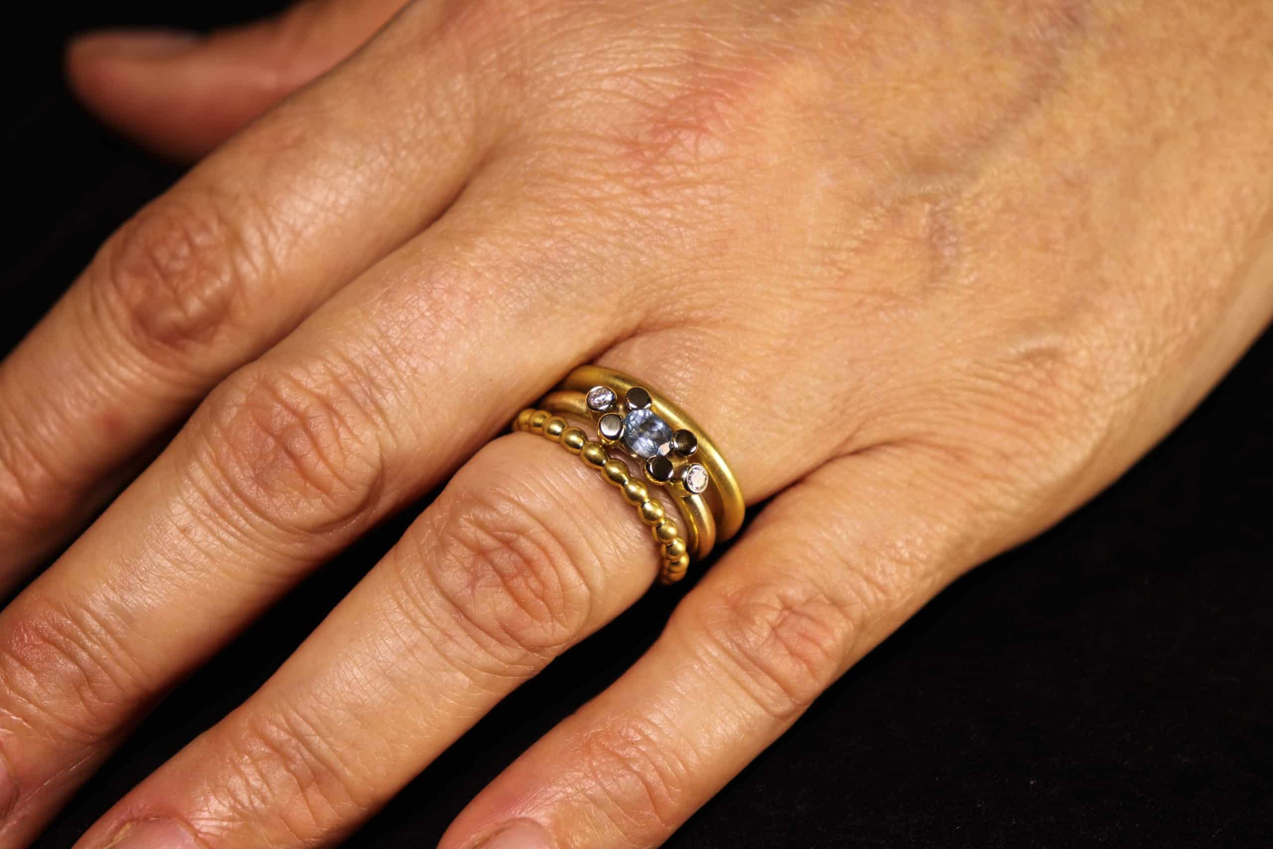 14K gouden damesring met topaas en twee diamanten, vervaardigd door Burgant als elegant maatwerk sieraad.