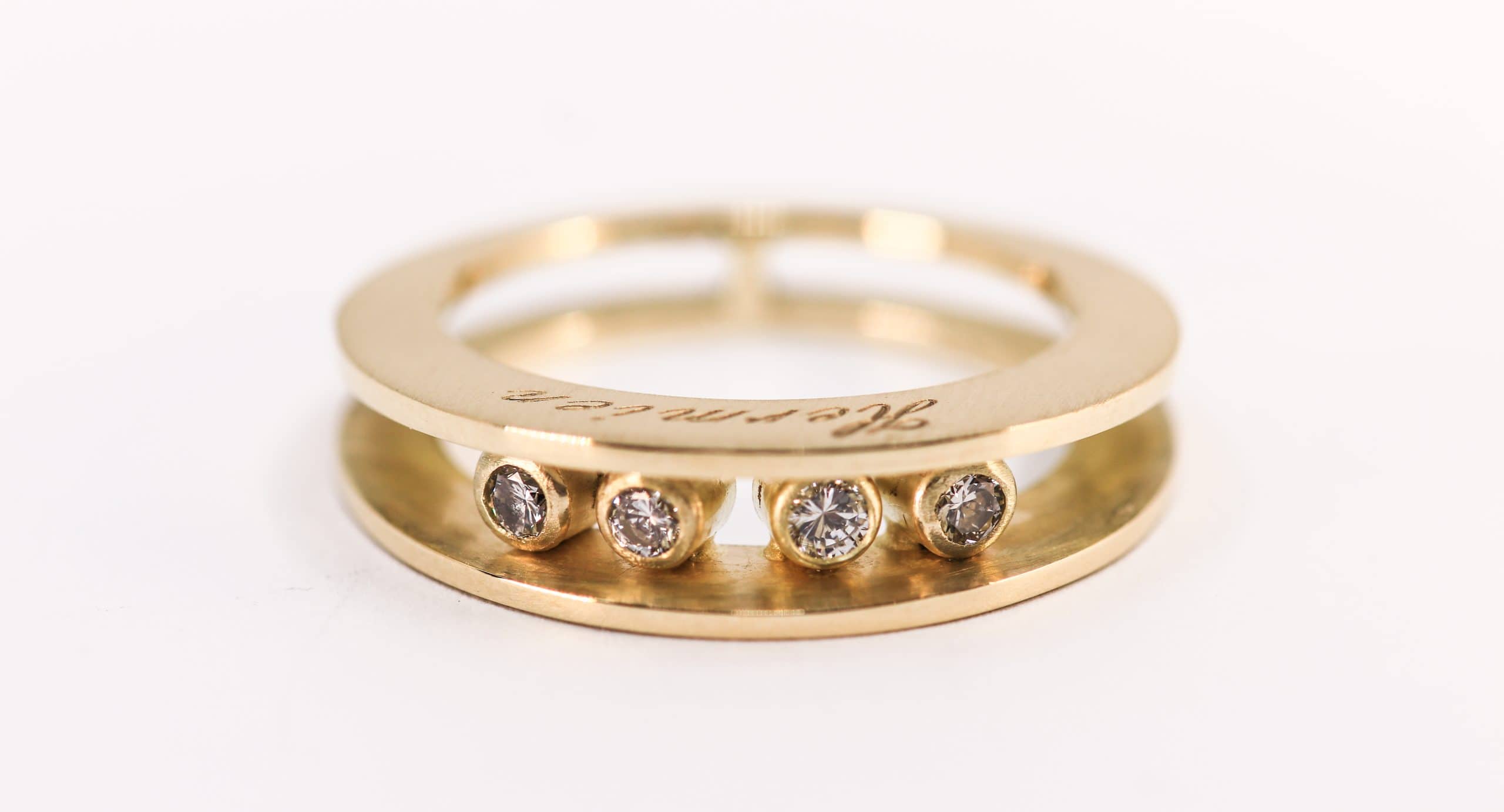 14K Gold HerinneRING mit 0,31 Karat Diamanten, gefertigt von Burgant of precious gold jewellery als persönliches Erinnerungsstück.