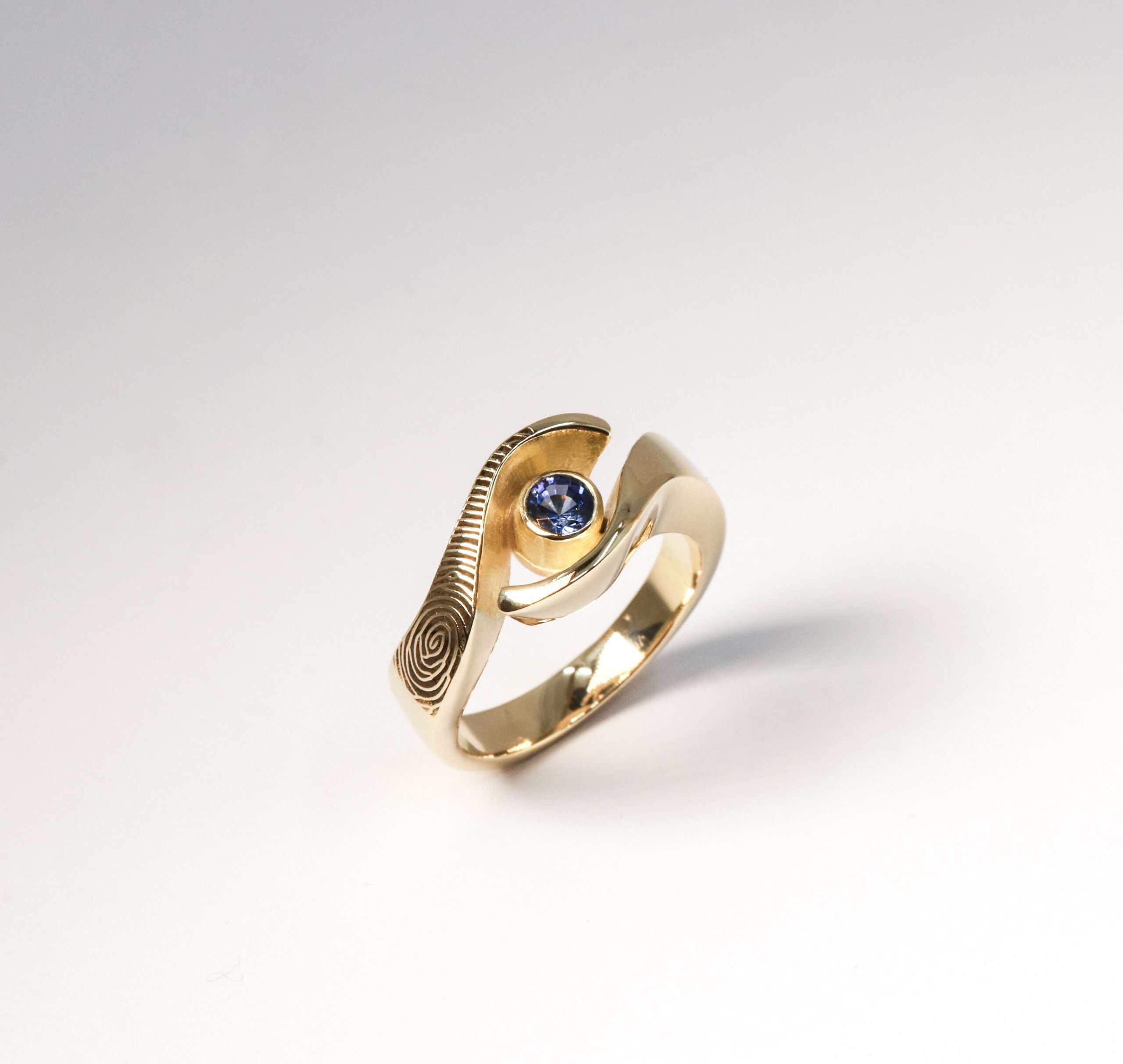 14K gouden ring OMARMING met saffier en vingerafdruk, vervaardigd door Burgant als persoonlijk maatwerk sieraad.