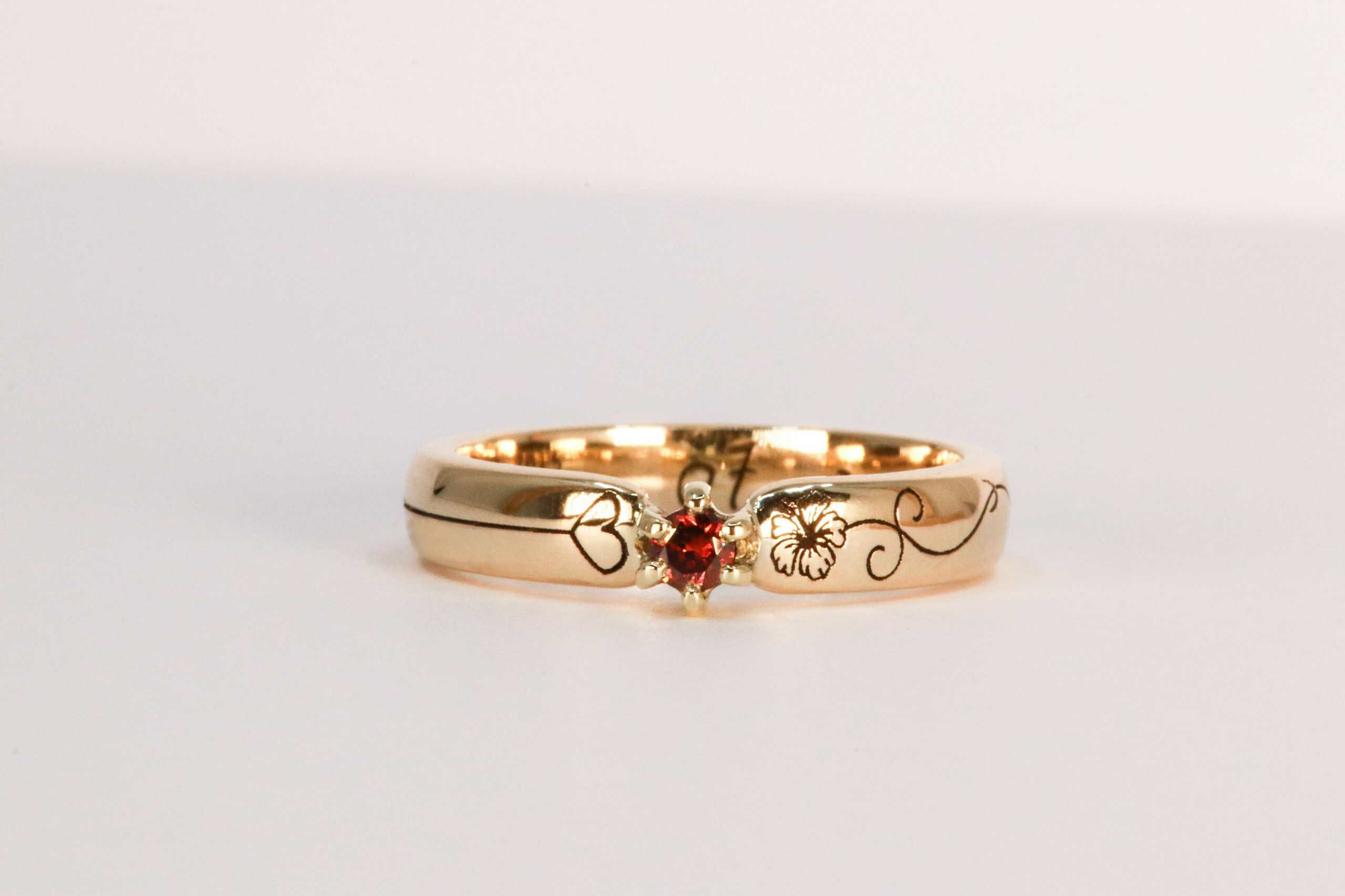 14K gouden verlovingsring SHARDEE met rode lab grown diamant, vervaardigd door Burgant als uniek maatwerk sieraad.