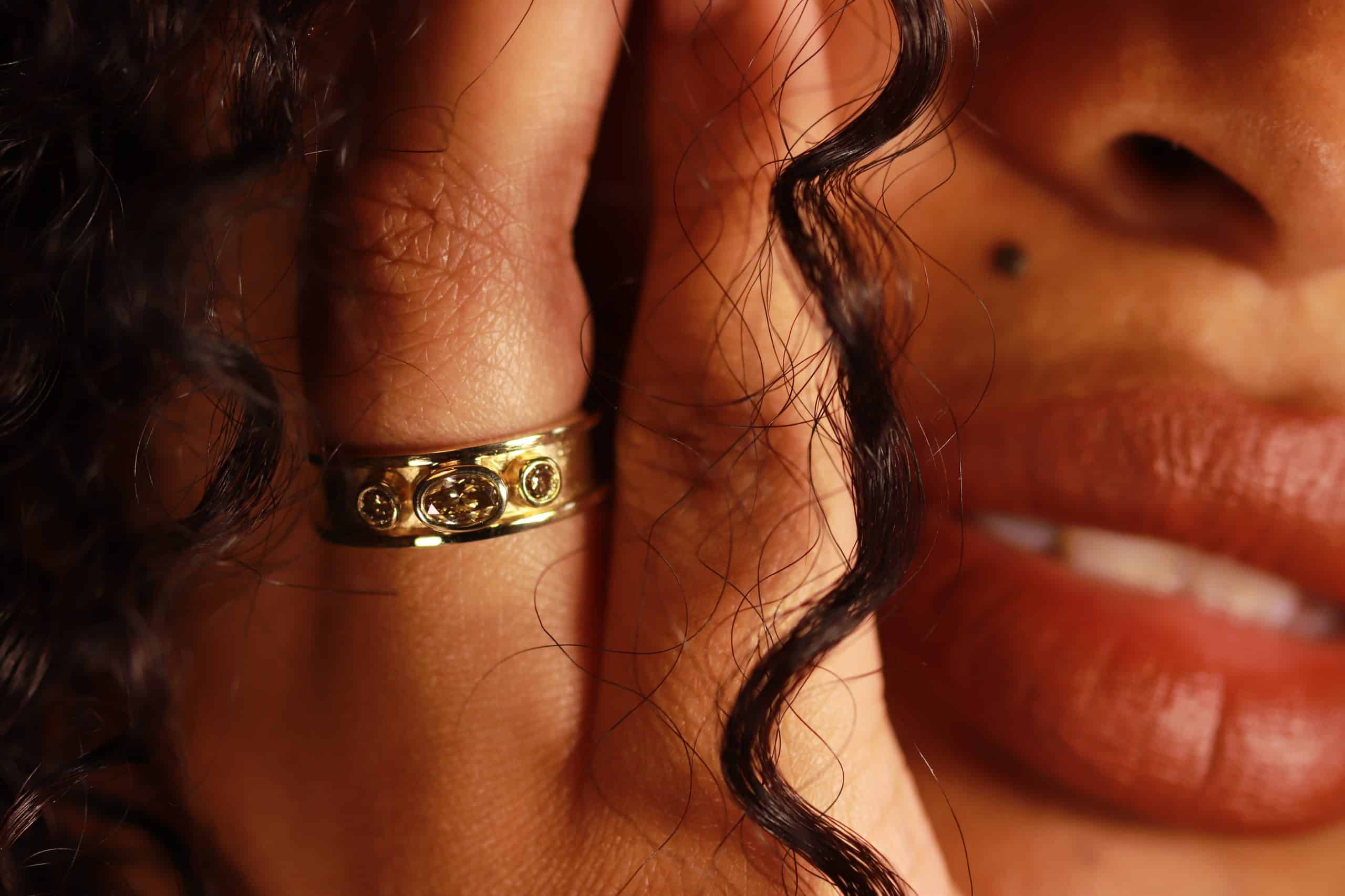 14K gouden ring BETH met champagne diamanten, vervaardigd door Burgant als elegant maatwerk sieraad.