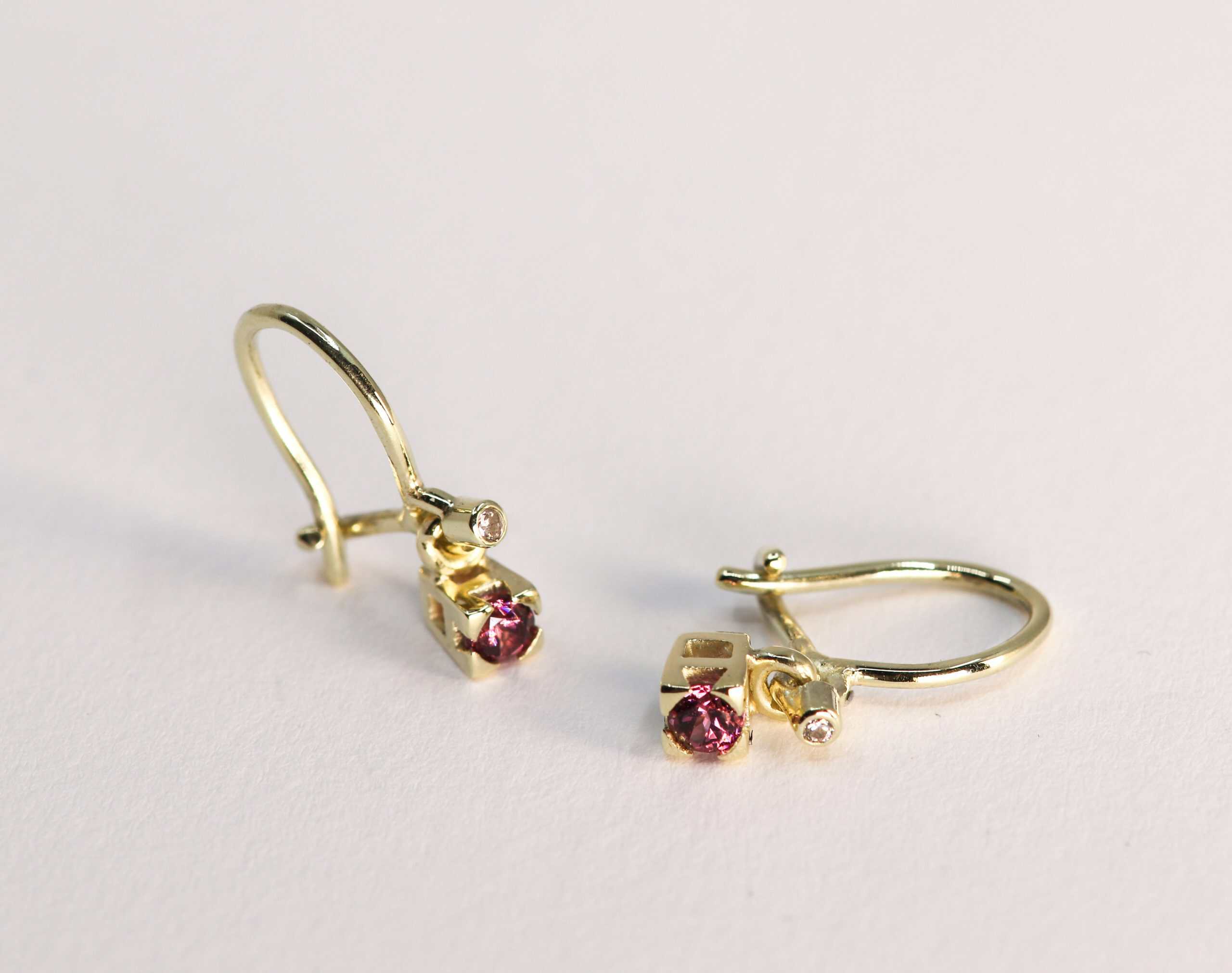 14K geelgouden oorhaken met rhodoliet en diamant, vervaardigd door Burgant als elegante maatwerk sieraden uit collectie GRÀD