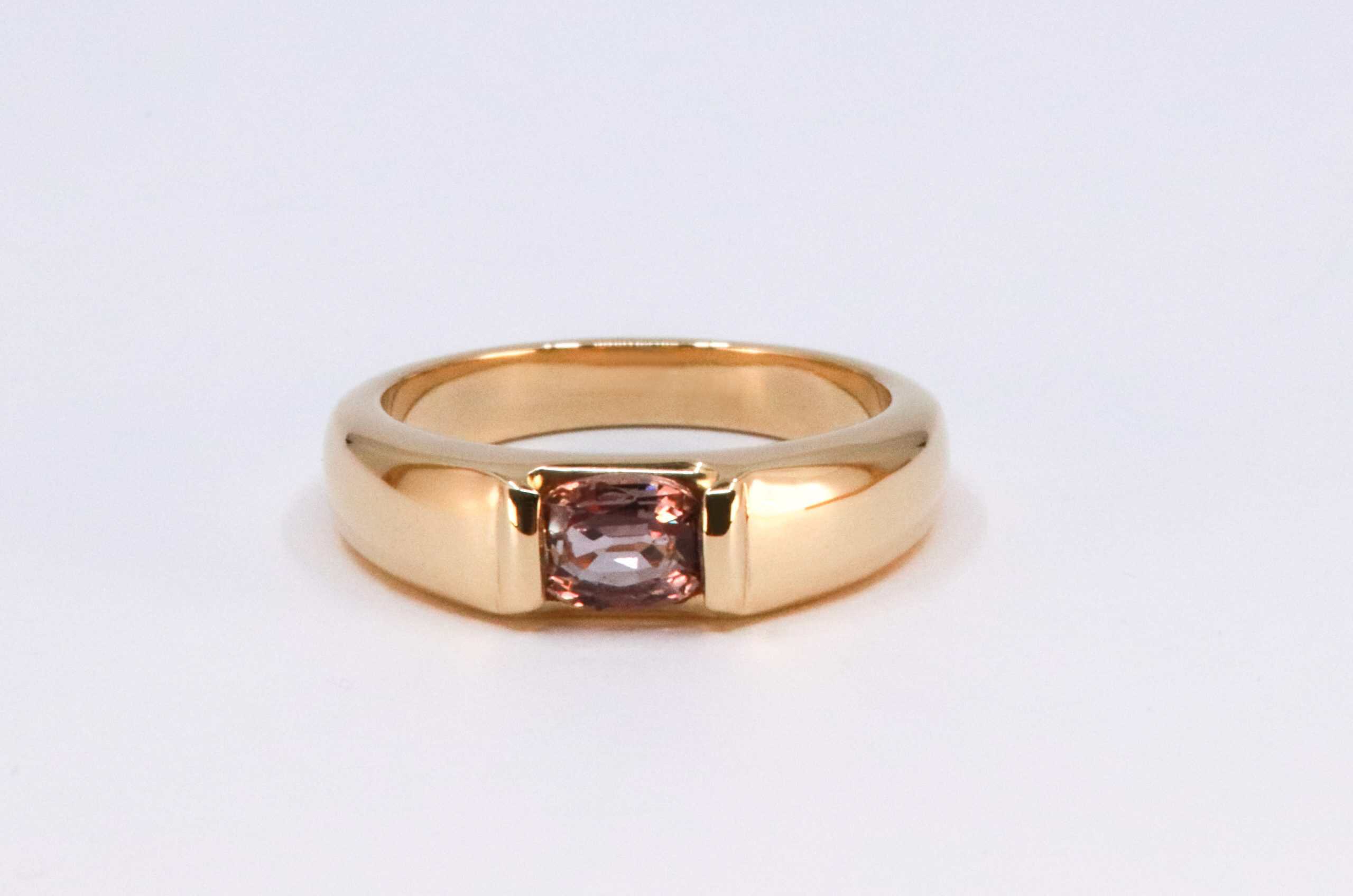 18K gouden HerinneRING NOSTALGIA met roze paarse saffier, vervaardigd door Burgant van een dierbare trouwring.
