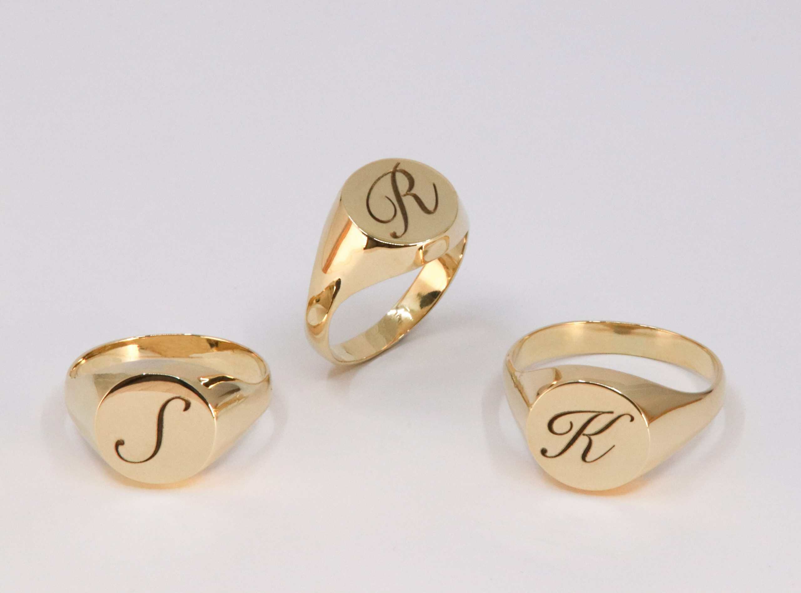 Drie ringen MACHARA met gegraveerde initialen, vervaardigd door Burgant als persoonlijke maatwerk sieraden.