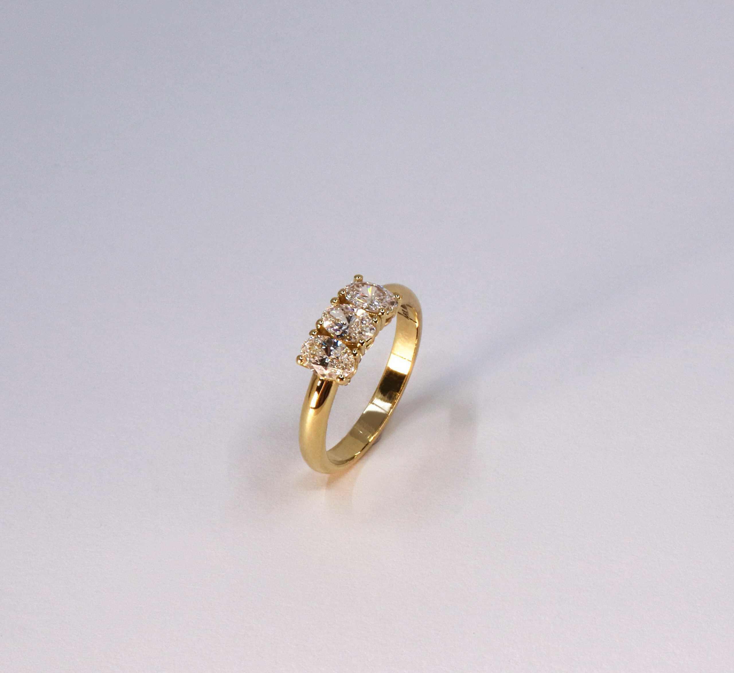 Verlovingsring met drie lab-grown diamanten van vervaardigd door Burgant als elegant maatwerk sieraad.