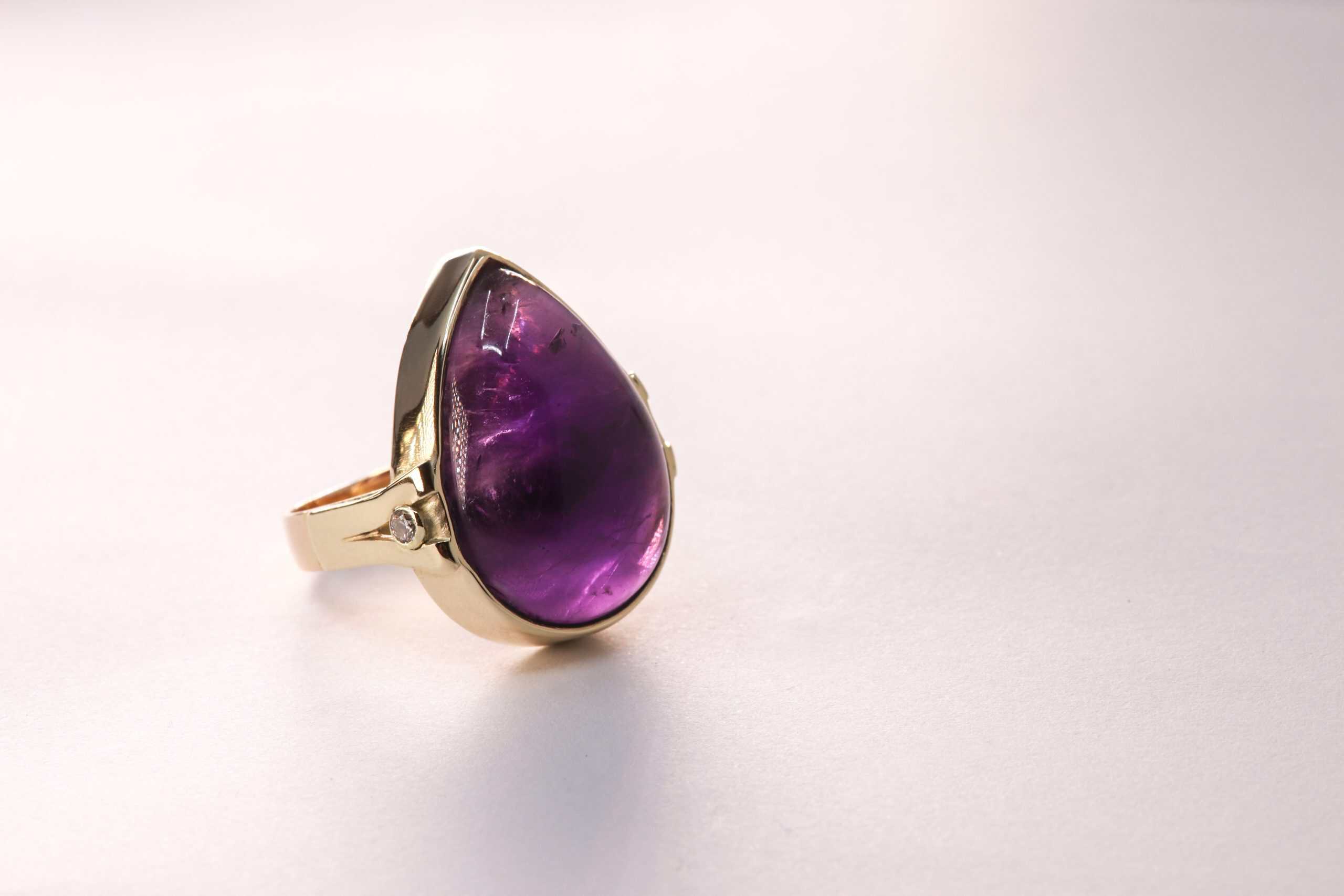 Gold-Gedenkring mit Amethyst, Diamant und Asche-Verarbeitung, gefertigt von Burgant aus wertvollem Gold und eigenen Amethysten und Diamanten als personalisierter Erinnerungsschmuck.