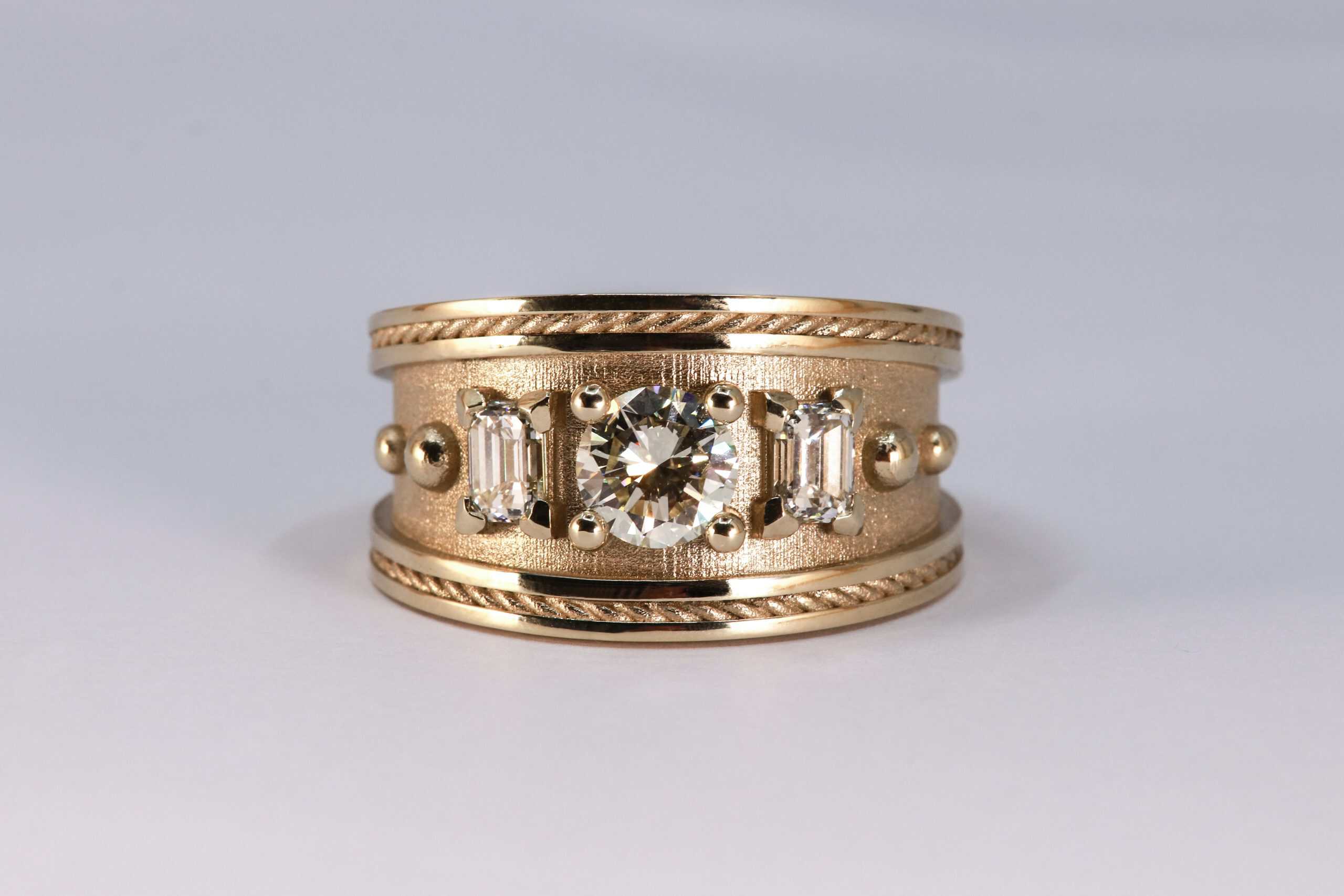 Gouden heren HerinneRING met diamanten, vervaardigd door Burgant van onder andere de trouwringen van de ouders als persoonlijk herinneringssieraad.