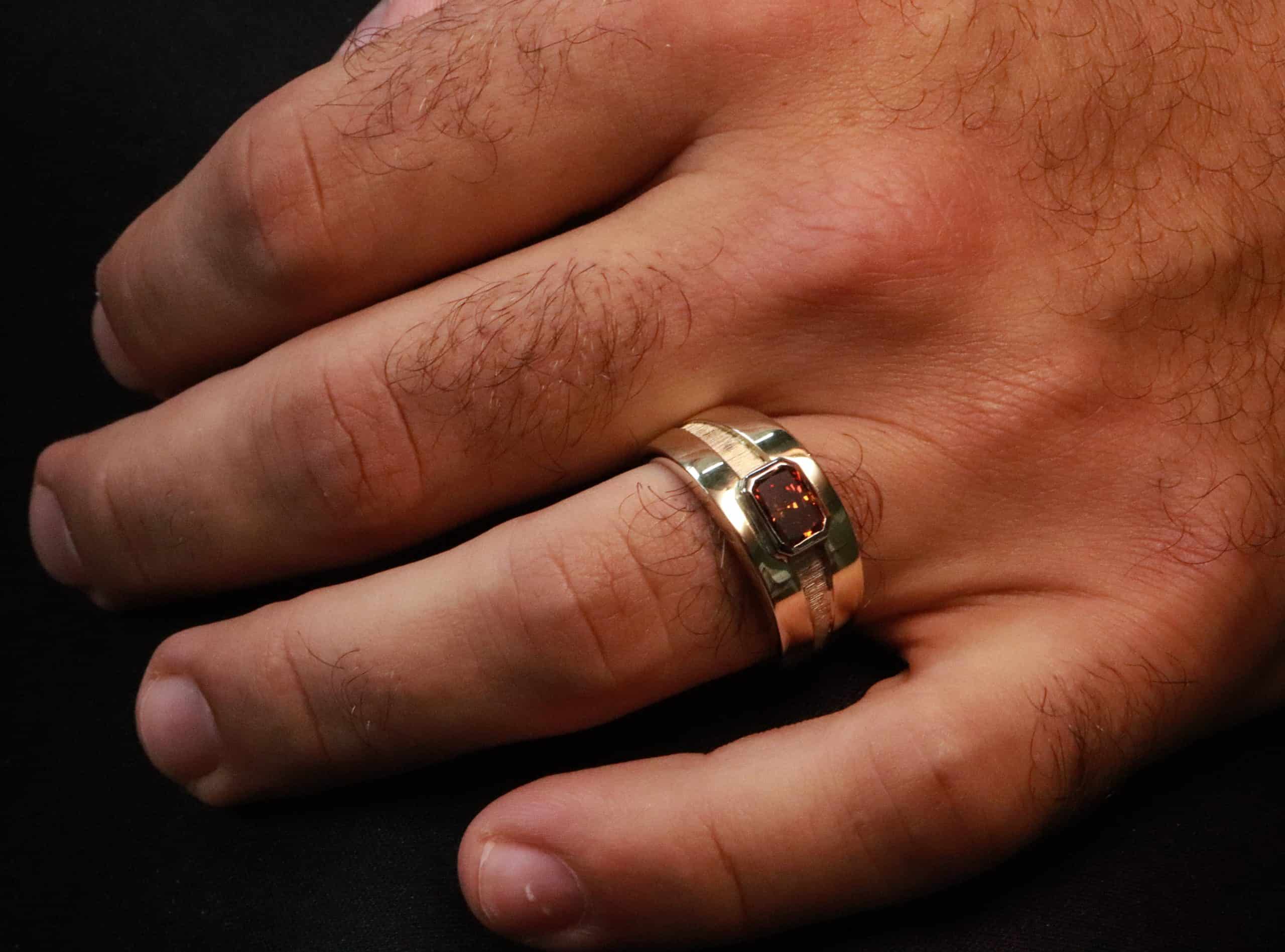 Gouden herenring KUIPER van 14K geel en witgoud met lab grown diamant, vervaardigd door Burgant als uniek maatwerk sieraad.