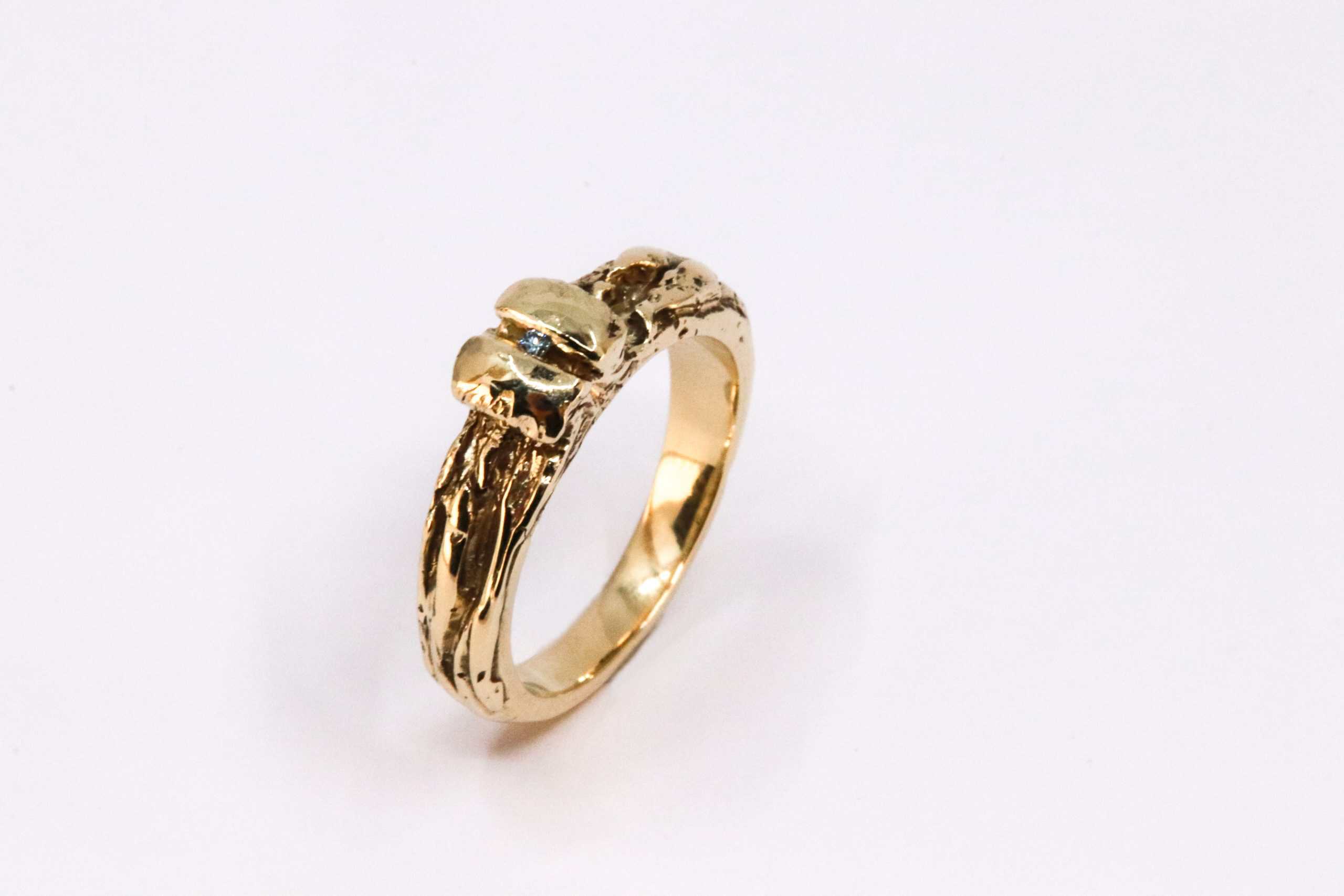 Gouden HerinneRING ADEMSTROOM met ICE diamant, vervaardigd door Burgant als persoonlijk maatwerk herinneringssieraad.