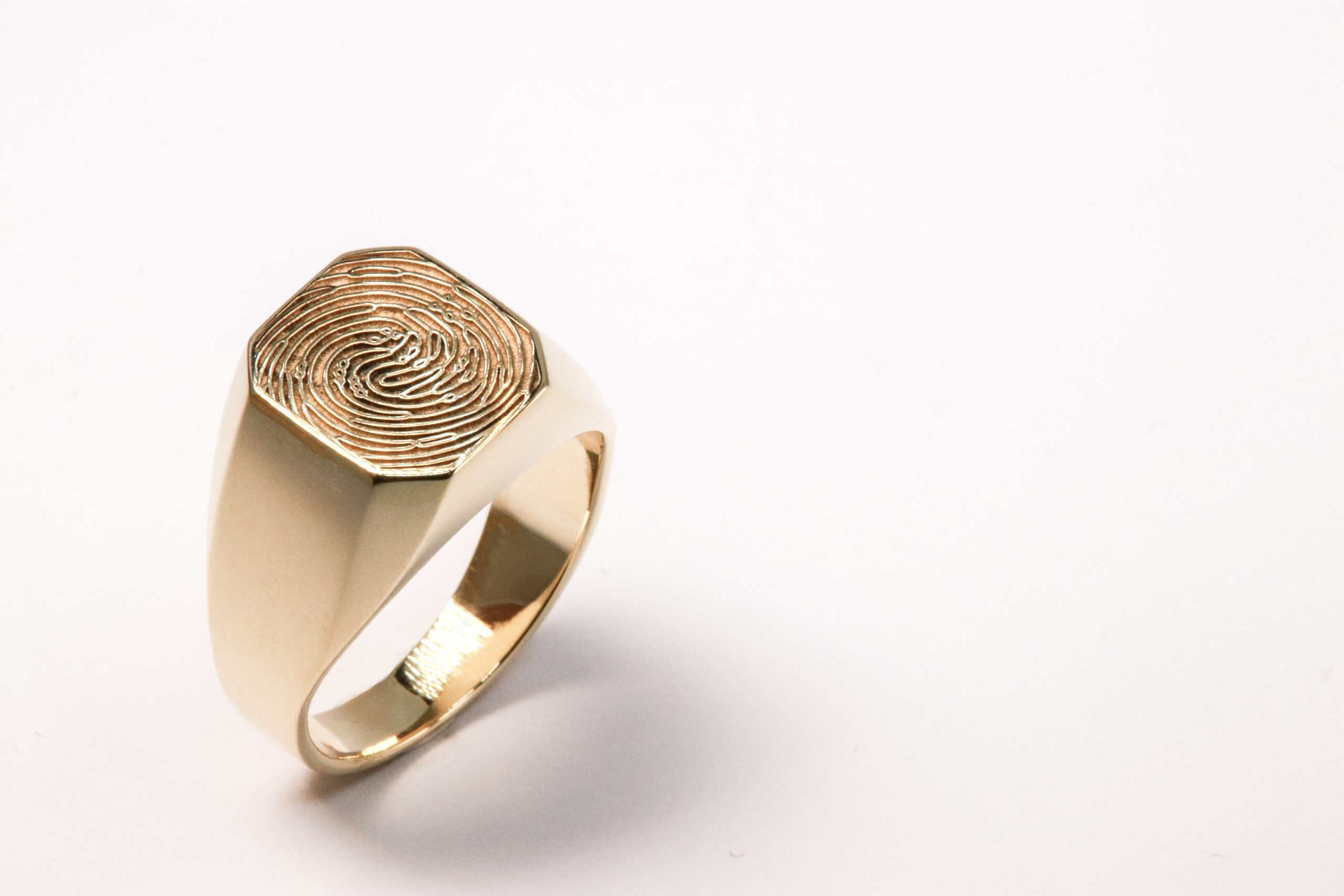 Gouden HerinneRING met vingerafdruk, vervaardigd door Burgant van omgesmolten trouwringen van de ouders en de zegelring van vader als persoonlijk herinneringssieraad.