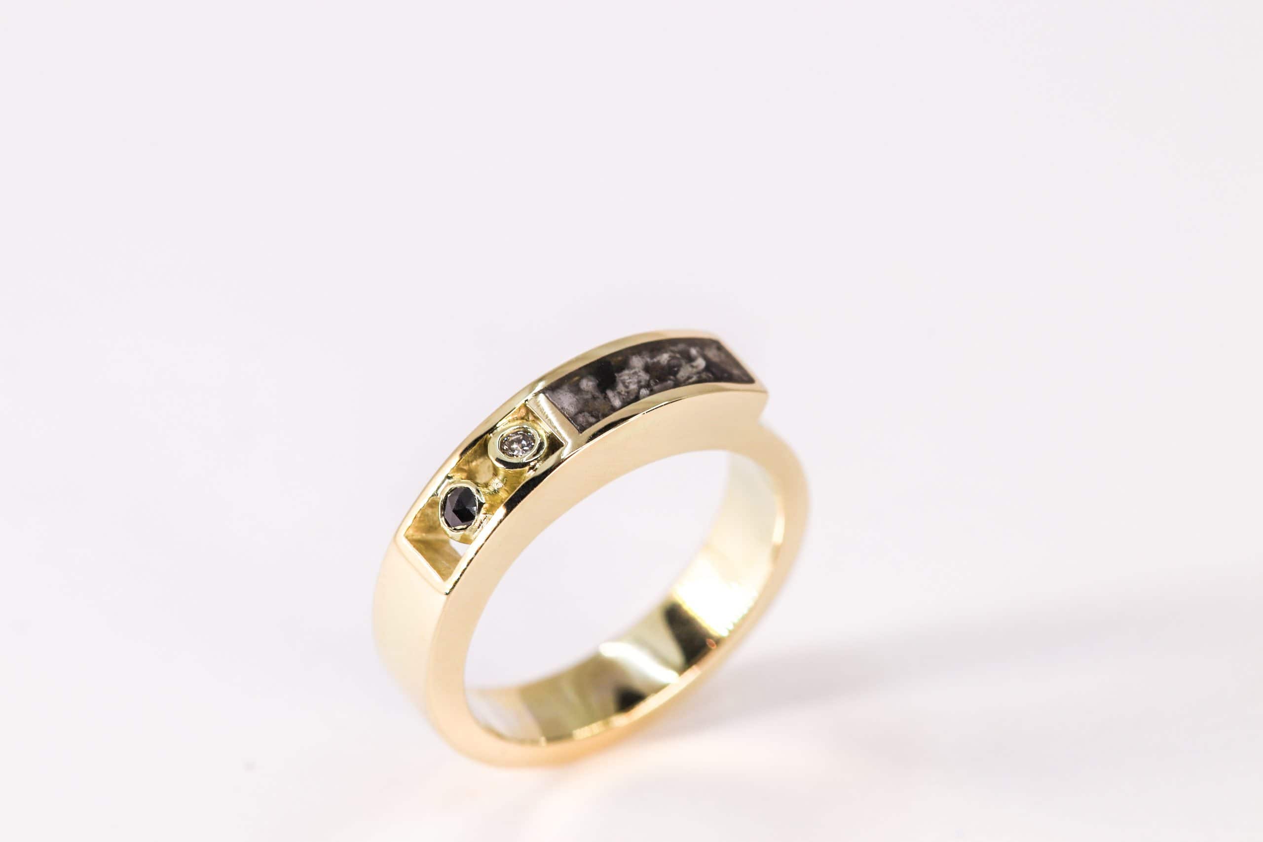 Gouden herinneringssieraad MEMORIE met roosgeslepen zwarte diamant, witte briljant diamant en asverwerking van hun dochter, vervaardigd door Burgant.