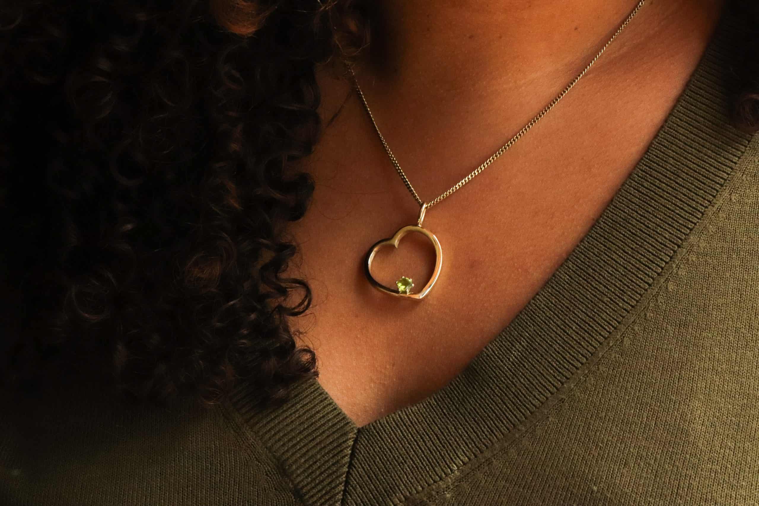 Gouden hanger HART met peridot, vervaardigd door Burgant als persoonlijk maatwerk sieraad.