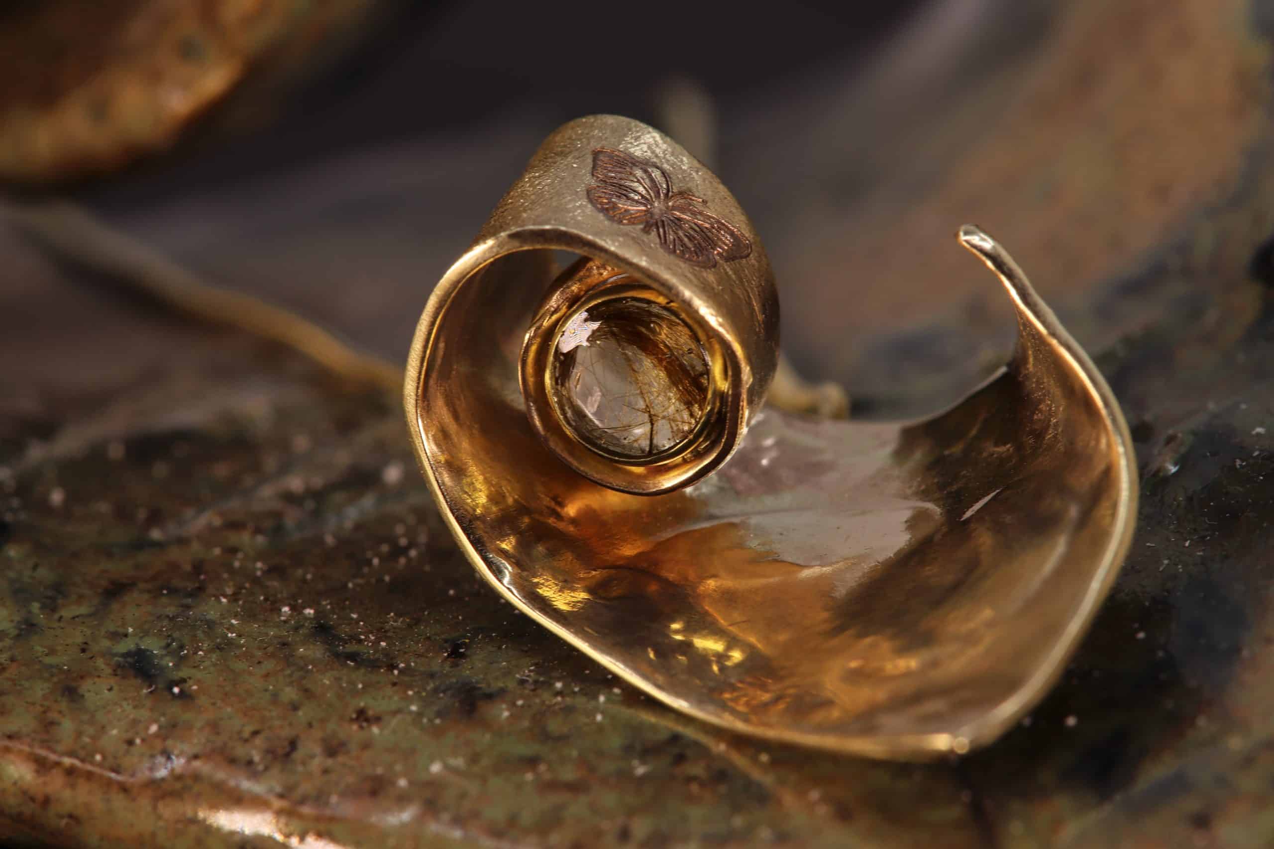 Gouden hanger met haar van een overleden kindje, vervaardigd door Burgant als persoonlijk herinneringssieraad.