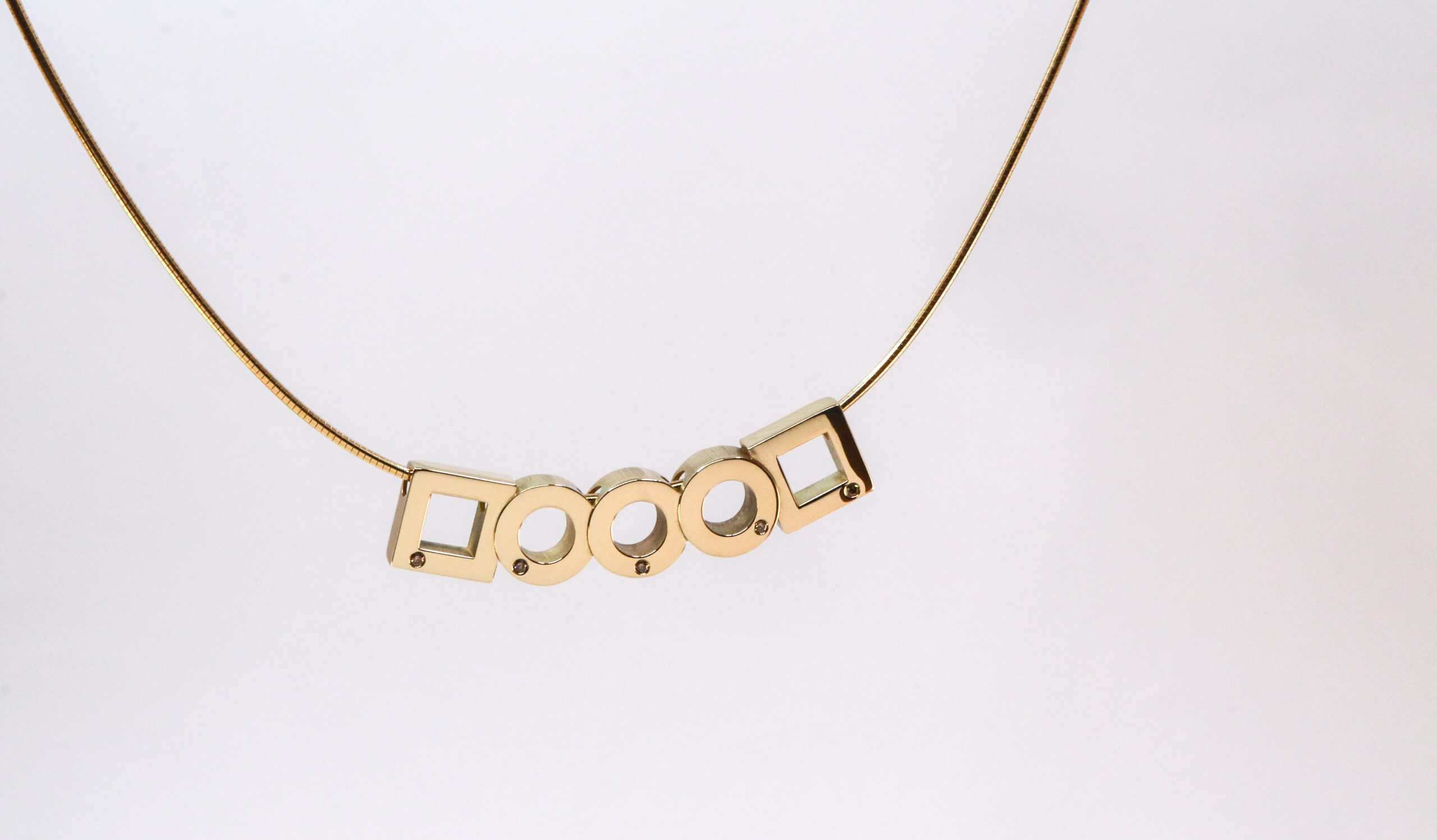 Gouden herinnerHanger HARMSEN met diamanten, vervaardigd door Burgant van onder andere een dierbare 14K gouden trouwring van oma.