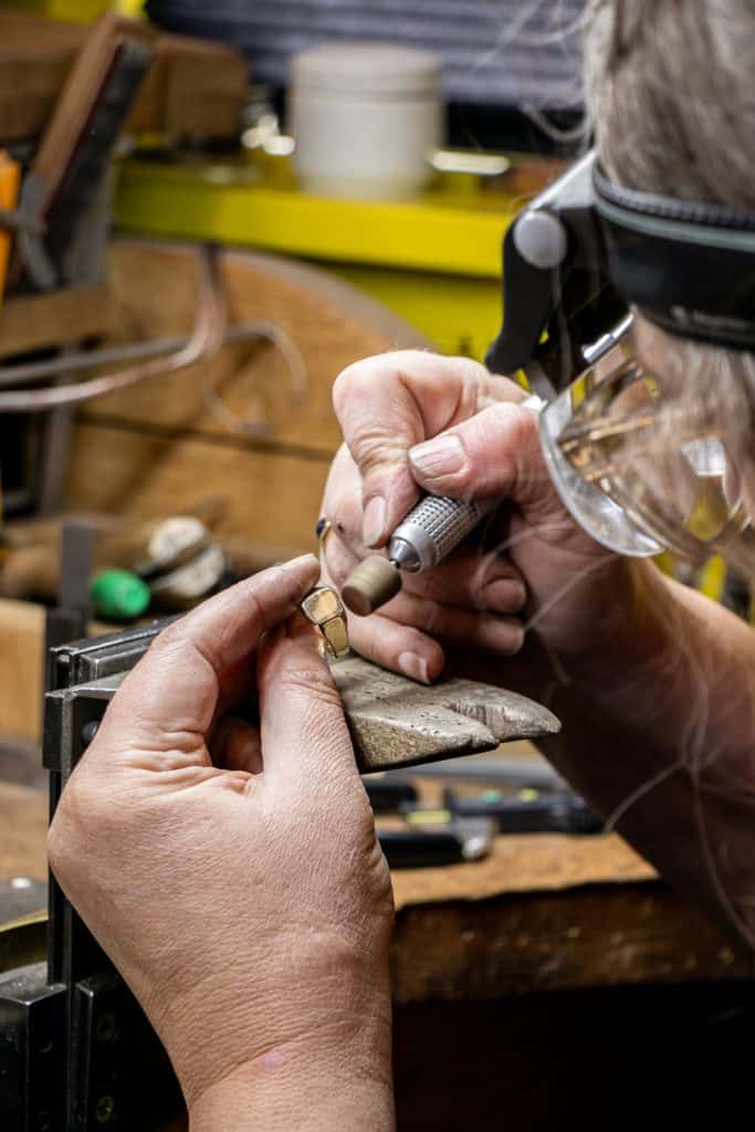Margriet werkt een ring nauwkeurig af in het atelier van Burgant.
